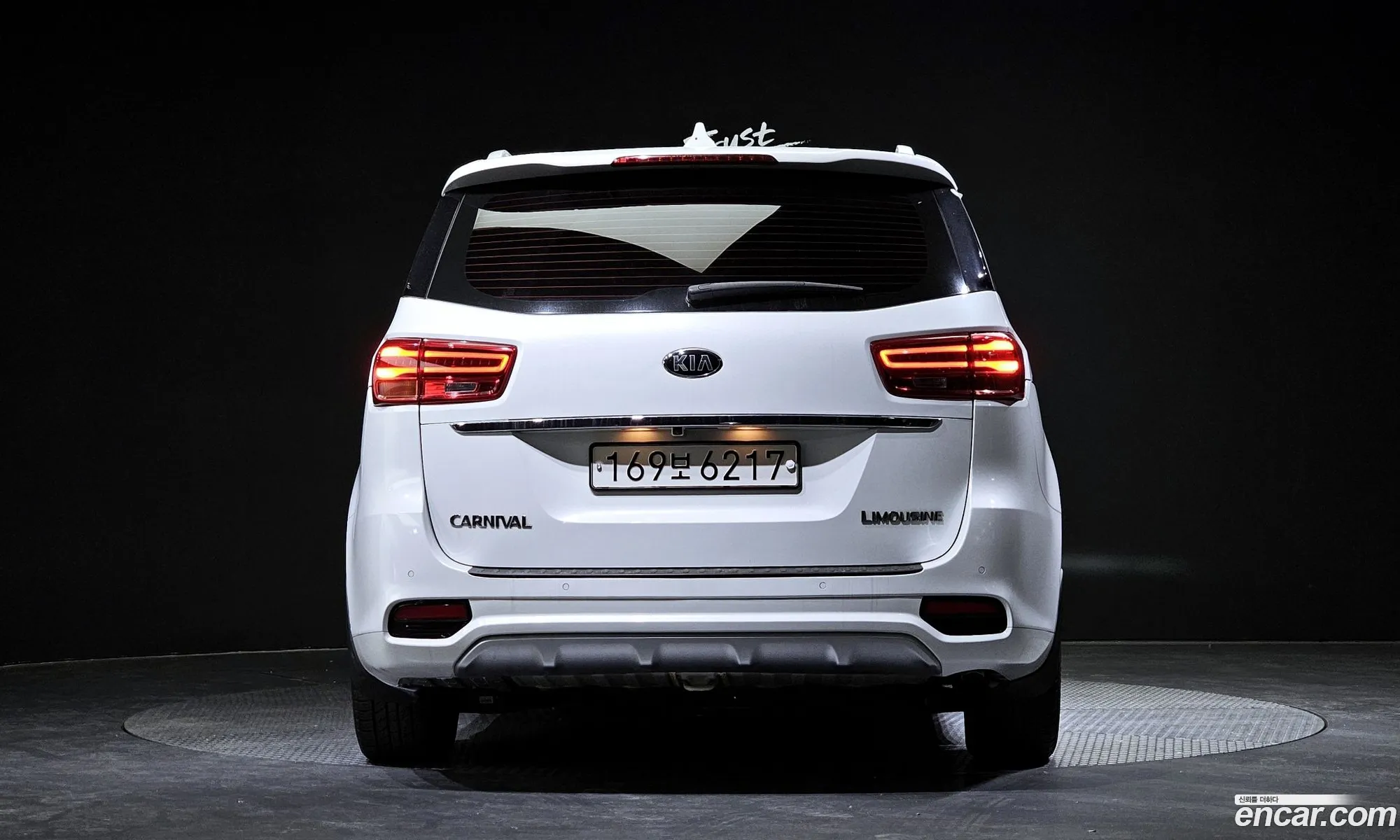 Kia Carnival 7-Seater Limousine 2020 - фотография 13565665