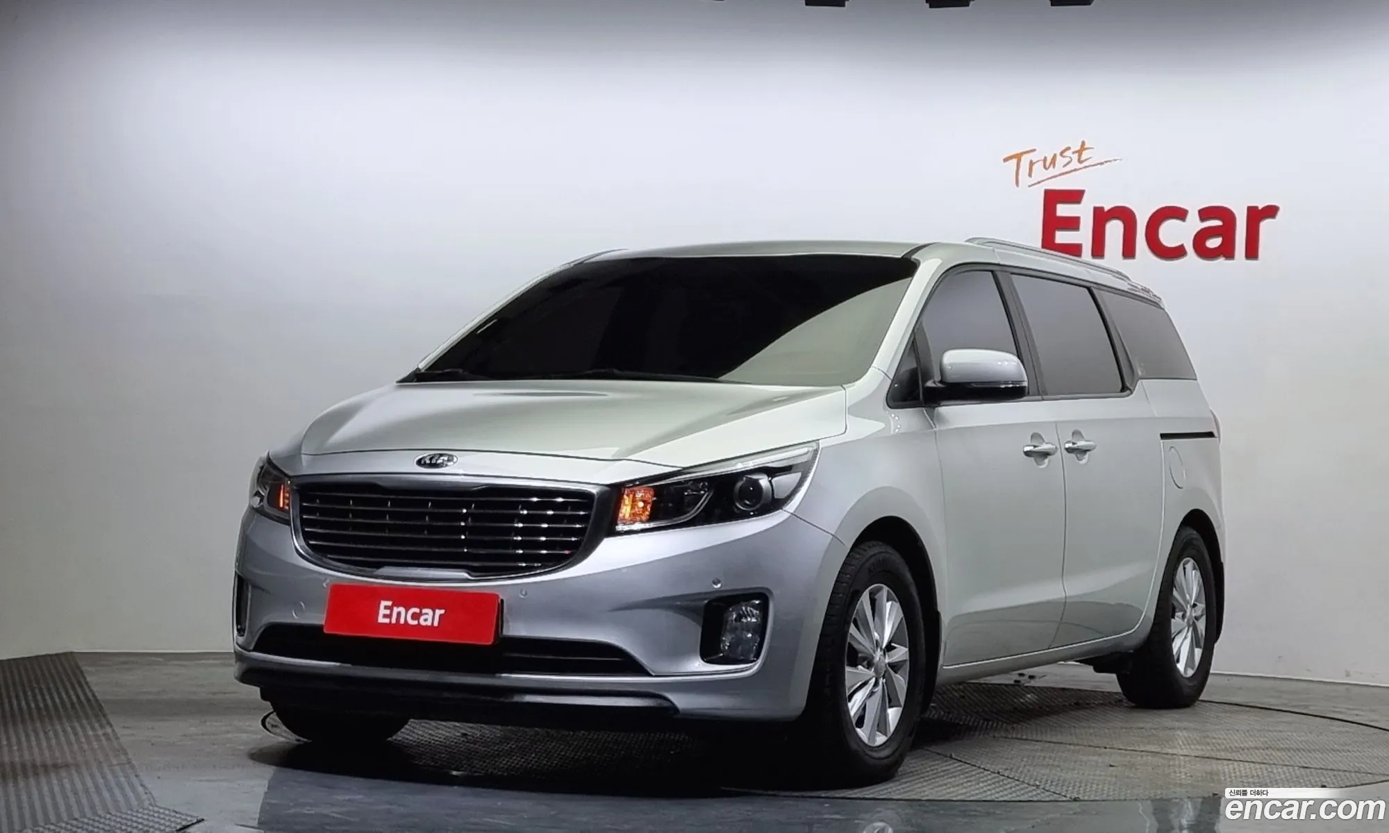 Kia Carnival 11-Seater Luxury 2016 - фотография 11273920
