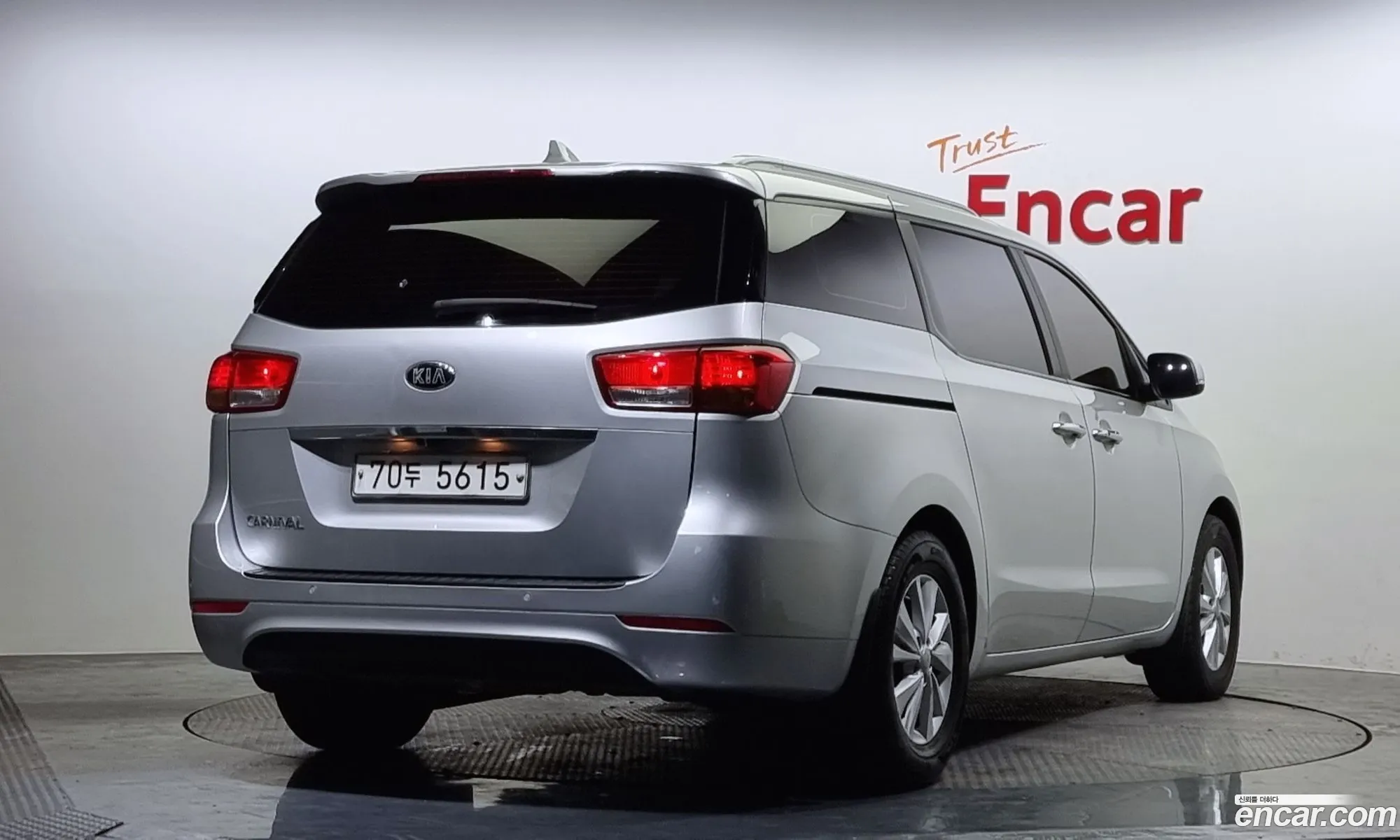 Kia Carnival 11-Seater Luxury 2016 - фотография 11273921