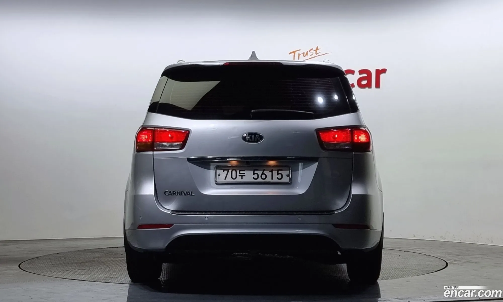 Kia Carnival 11-Seater Luxury 2016 - фотография 11273923