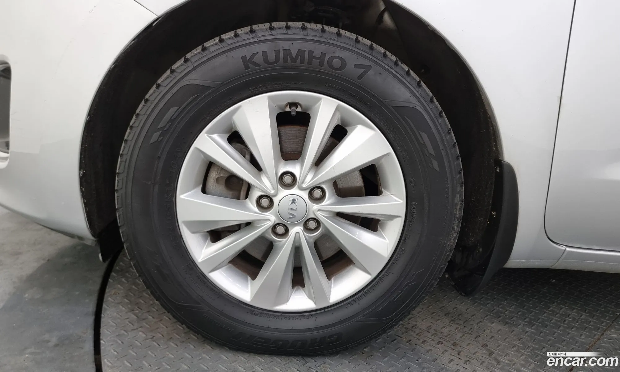 Kia Carnival 11-Seater Luxury 2016 - фотография 11273924