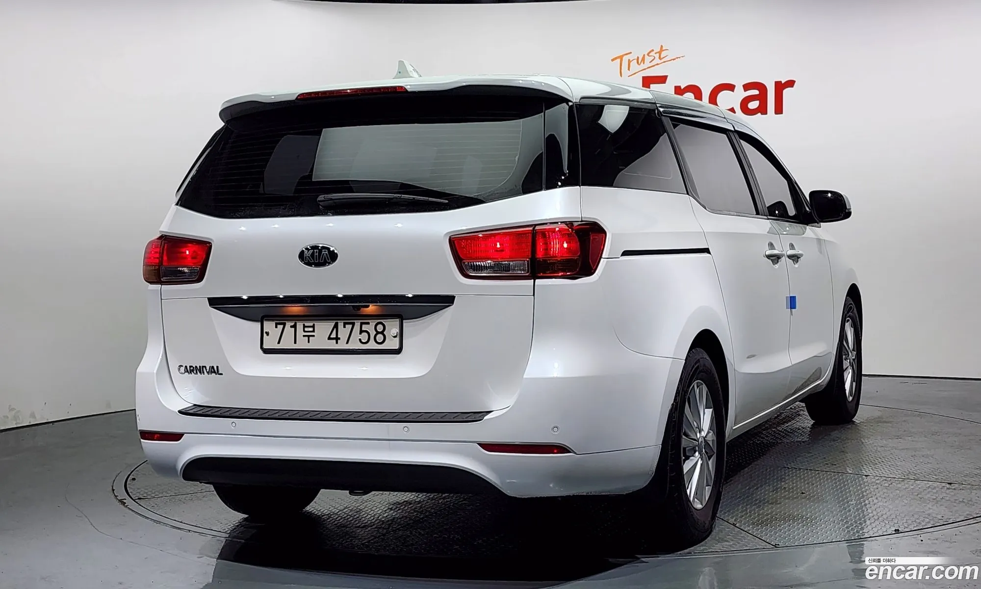 Kia All New Carnival 11-Seater Deluxe - фотография 12399540