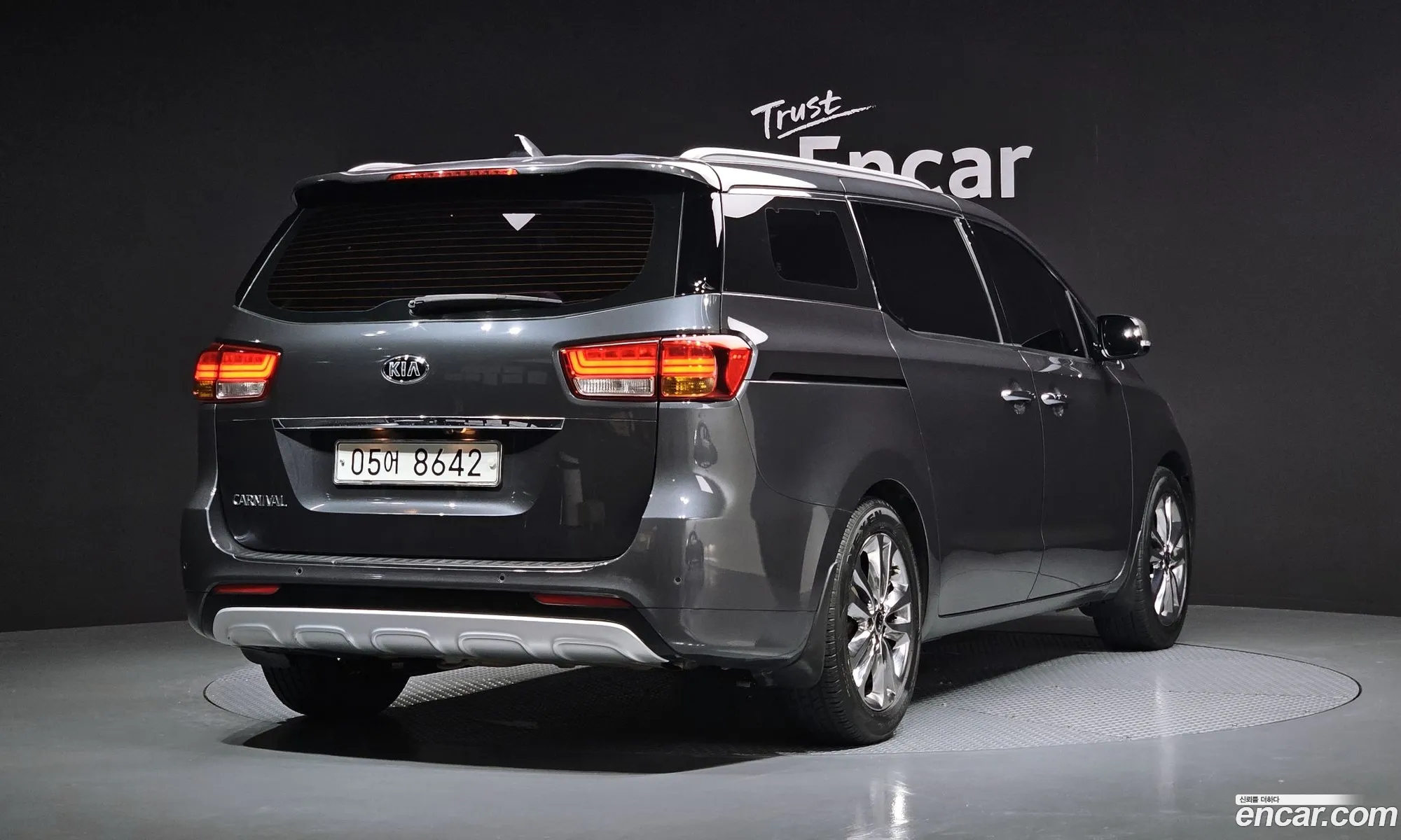 Kia Carnival 9-Seater Prestige 2015 - фотография 15635722