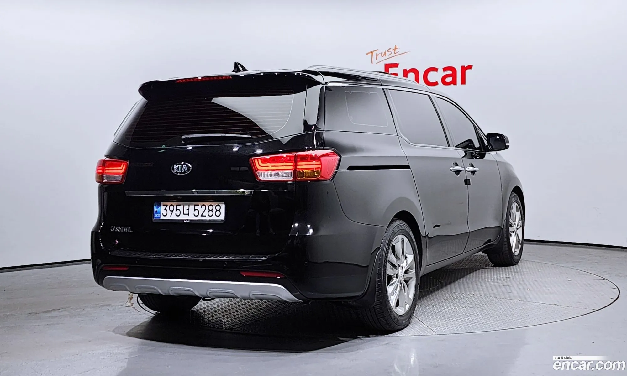 Kia Carnival 9-Seater Noblesse 2016 - фотография 11812810