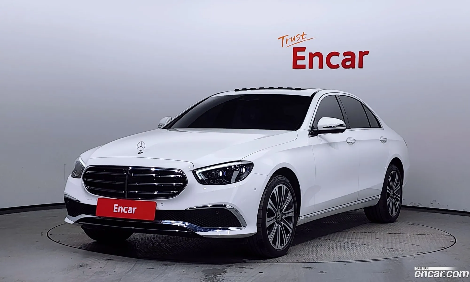 Mercedes-Benz E-Klasse E350 4Matic Exclusive 2023 - фотография 12195496