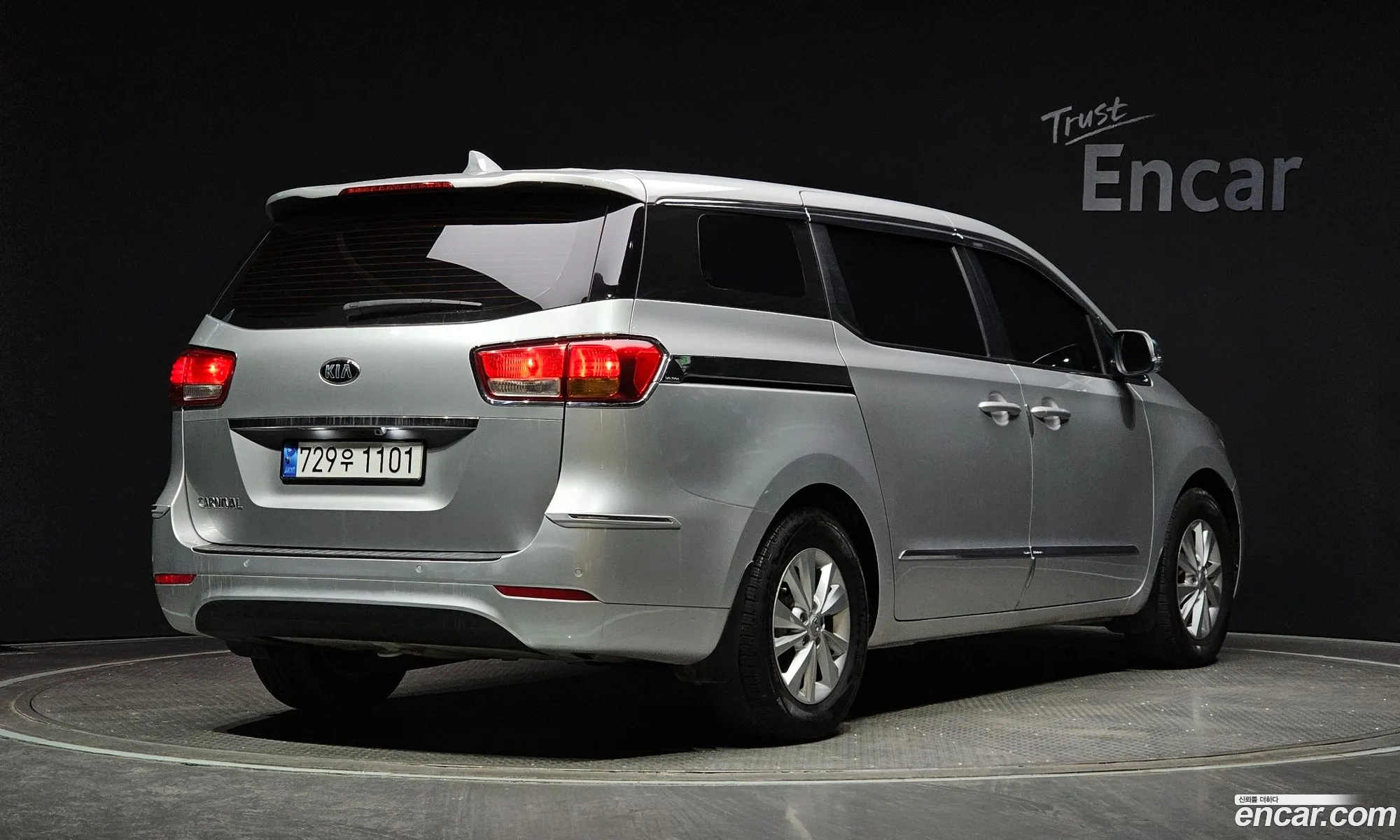 Kia Carnival 11-Seater Deluxe 2017 - фотография 12625312