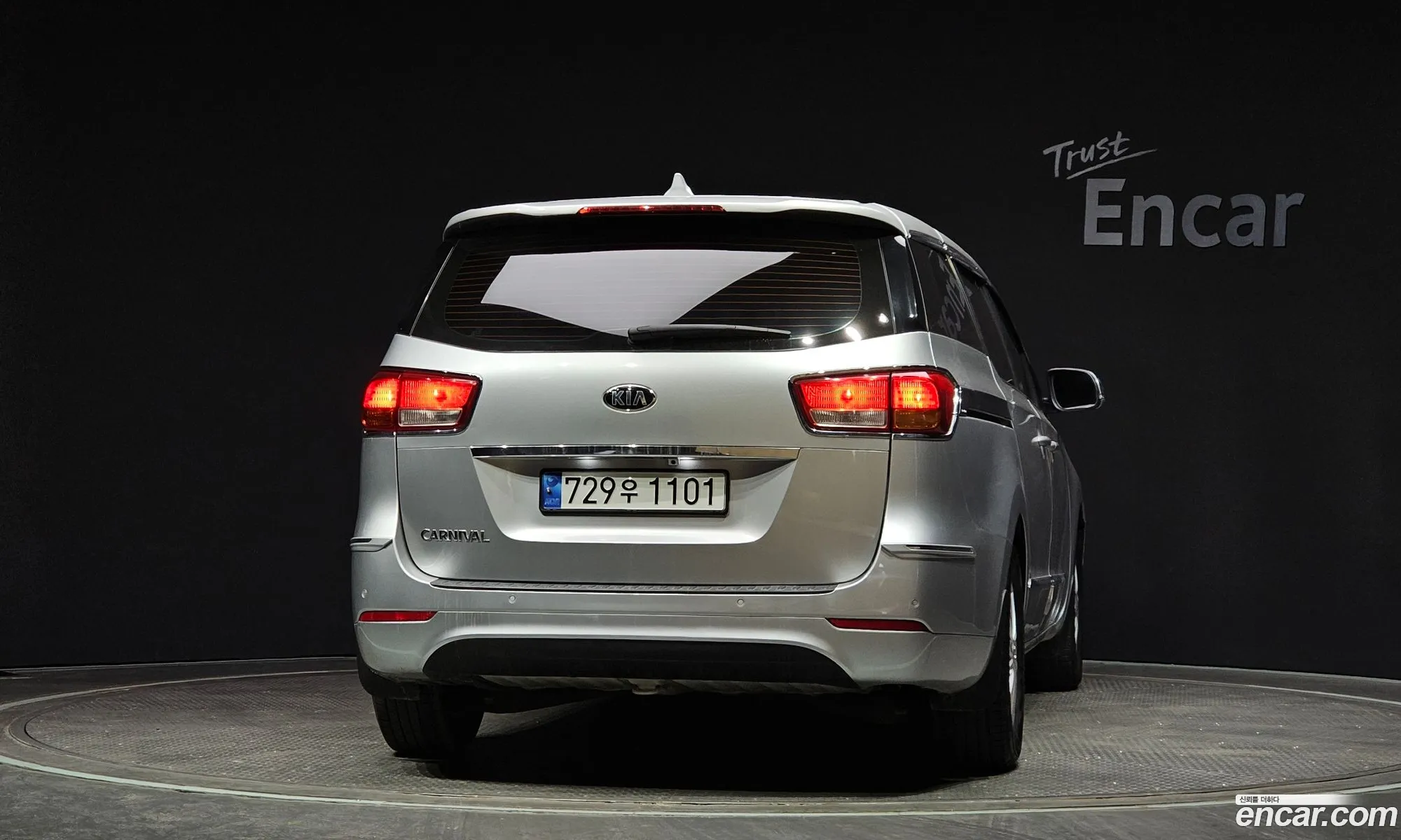 Kia Carnival 11-Seater Deluxe 2017 - фотография 12625314