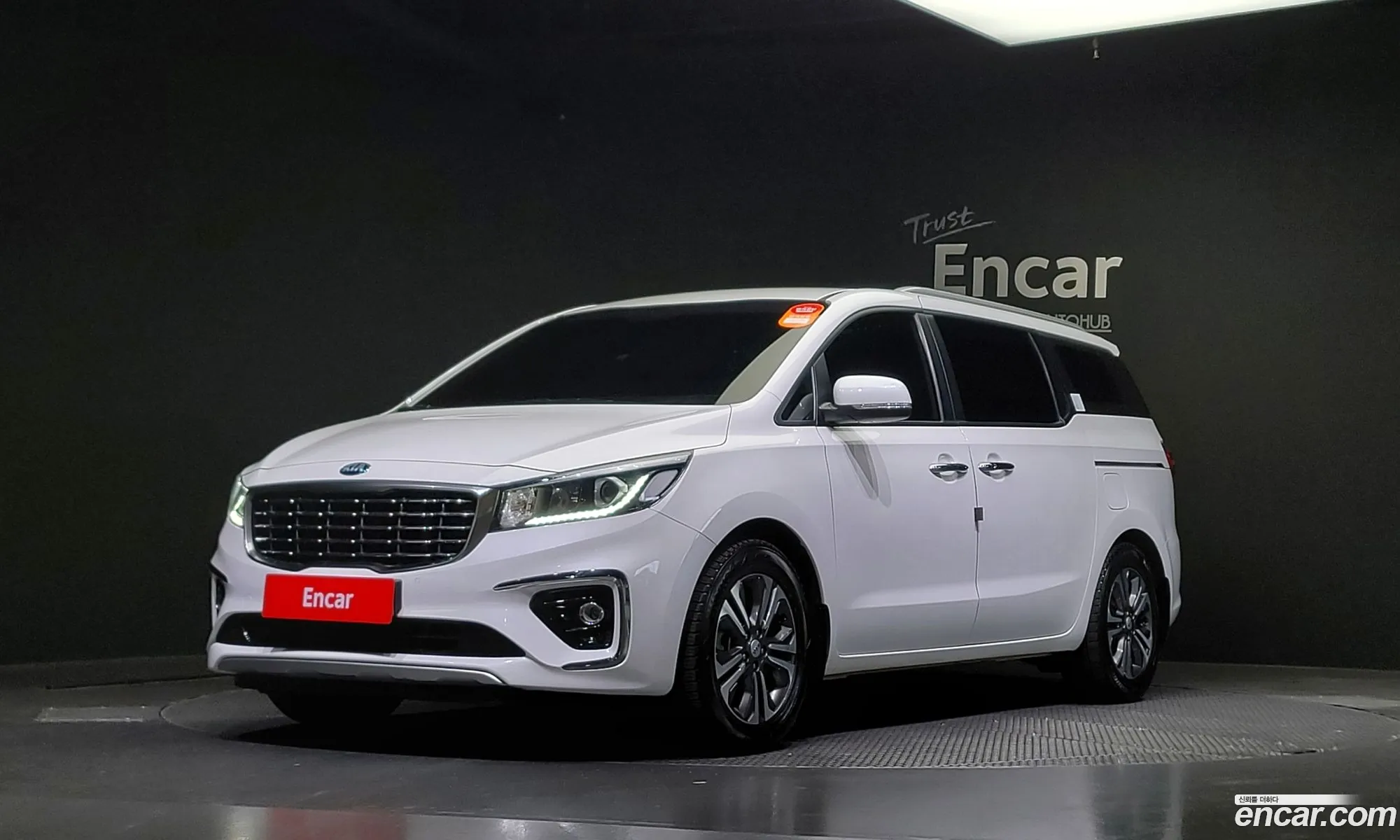 Kia Carnival 9-Seater Luxury 2020 - фотография 19688213