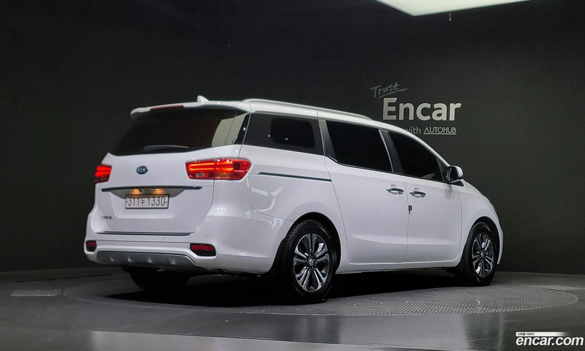 Kia Carnival 9-Seater Luxury 2020 - фотография 19688214
