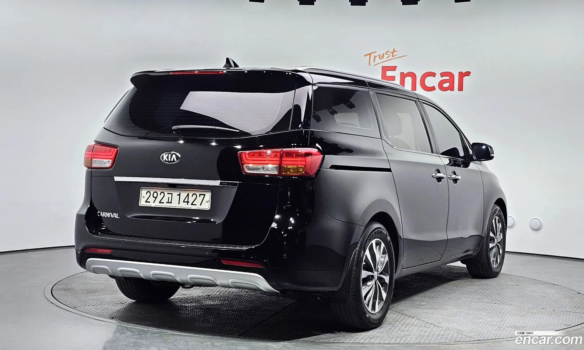Kia Carnival 9-Seater Luxury 2018 - фотография 11327079