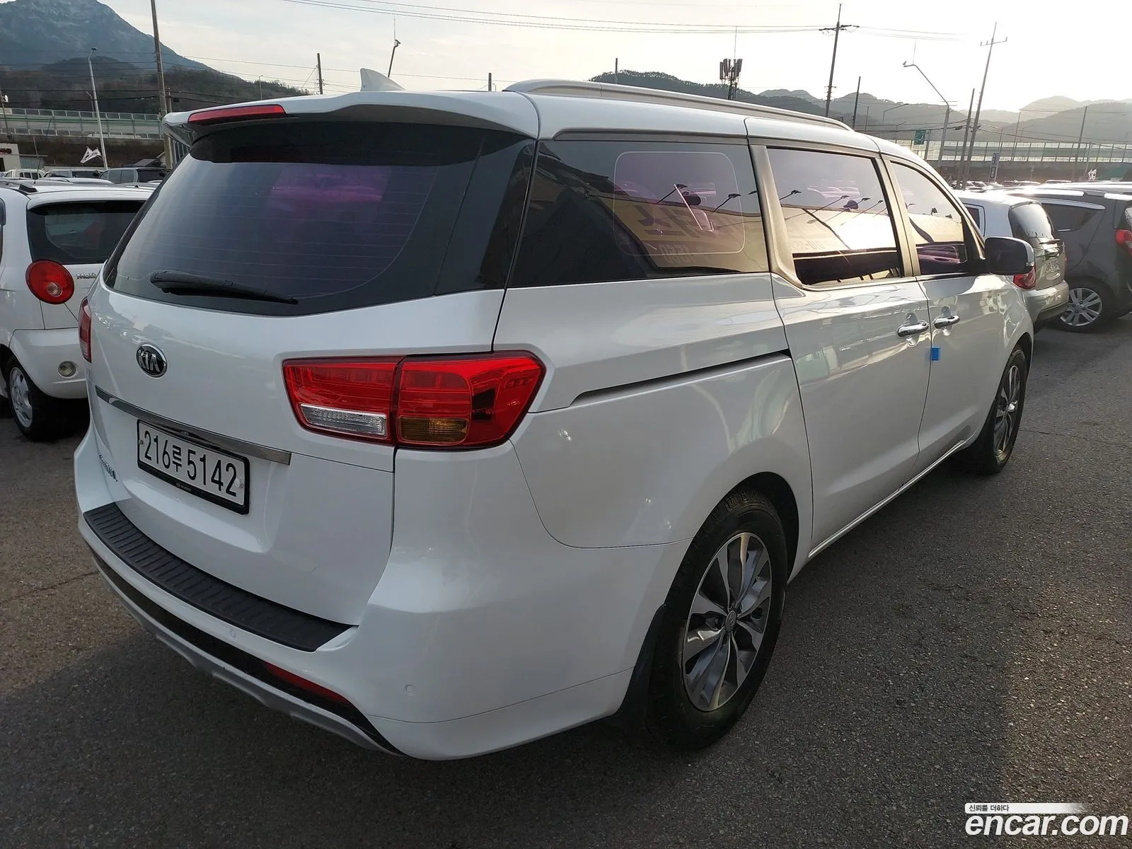 Kia Carnival 9-Seater Luxury 2016 - фотография 12607946