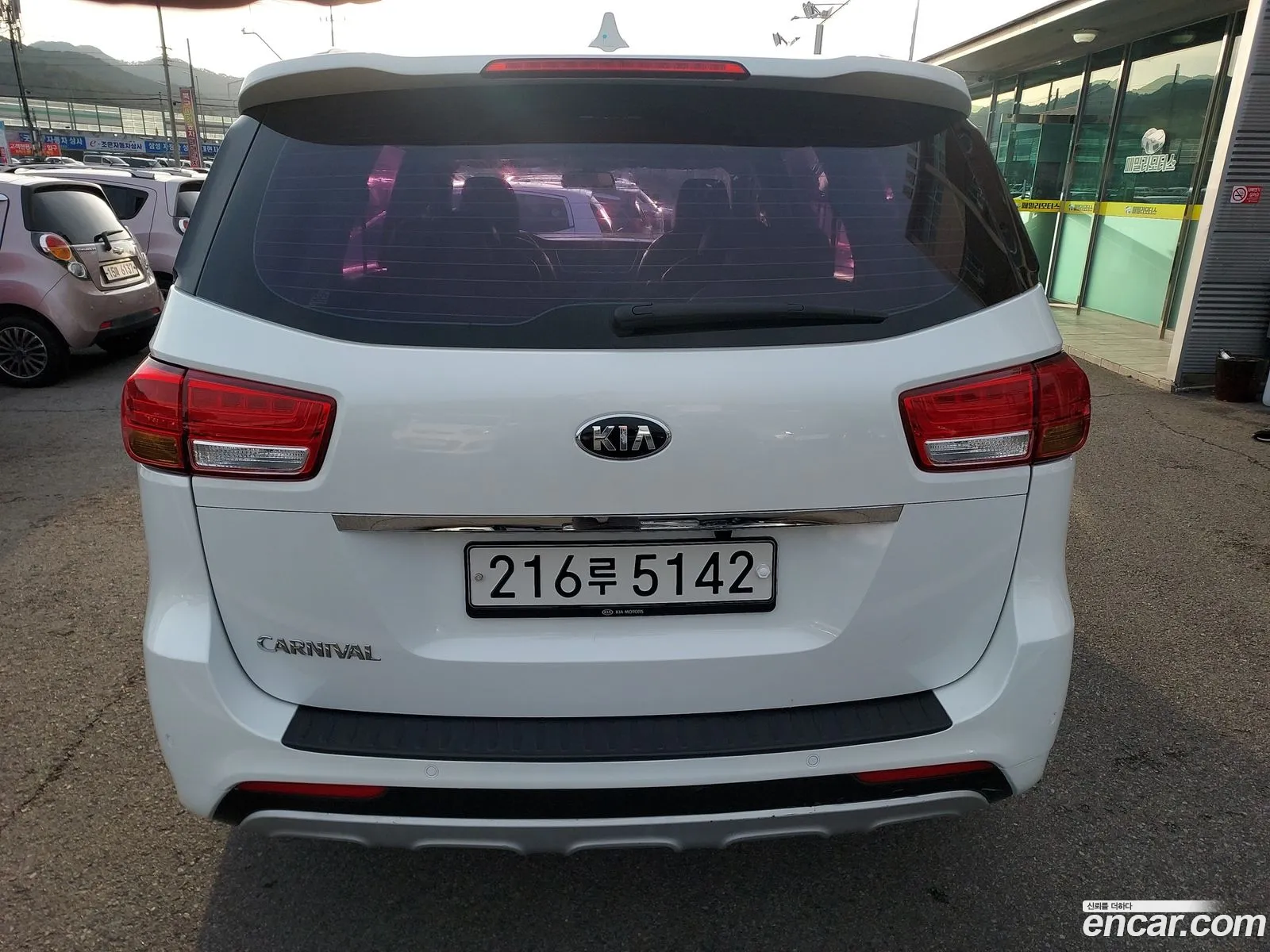 Kia Carnival 9-Seater Luxury 2016 - фотография 12607948