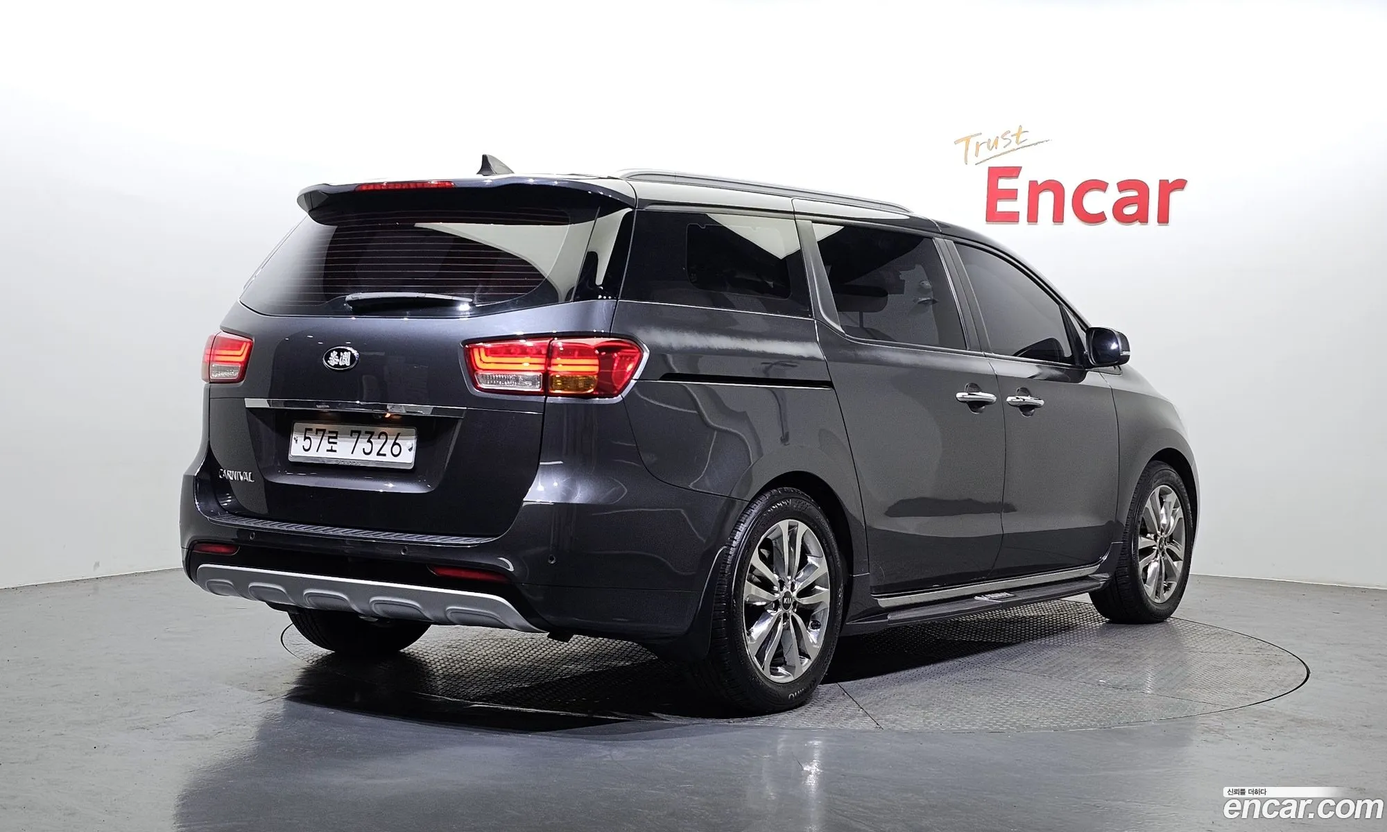 Kia Carnival 9-Seater Prestige 2015 - фотография 11217409
