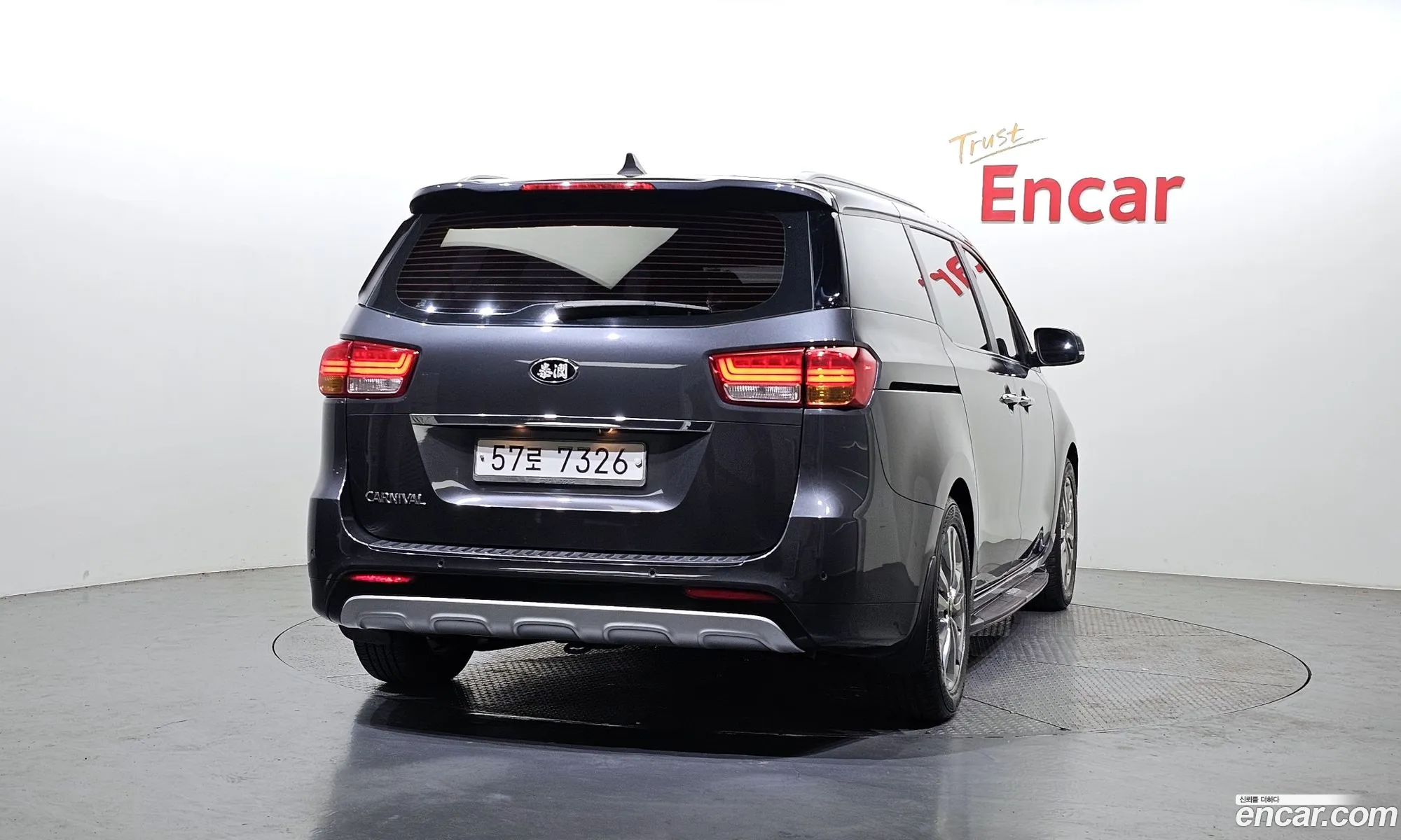 Kia Carnival 9-Seater Prestige 2015 - фотография 11217411