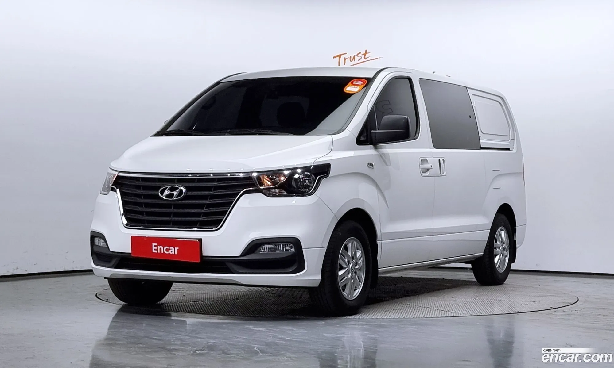 Hyundai Starex 5 Seater Van 2019 - фотография 15161021