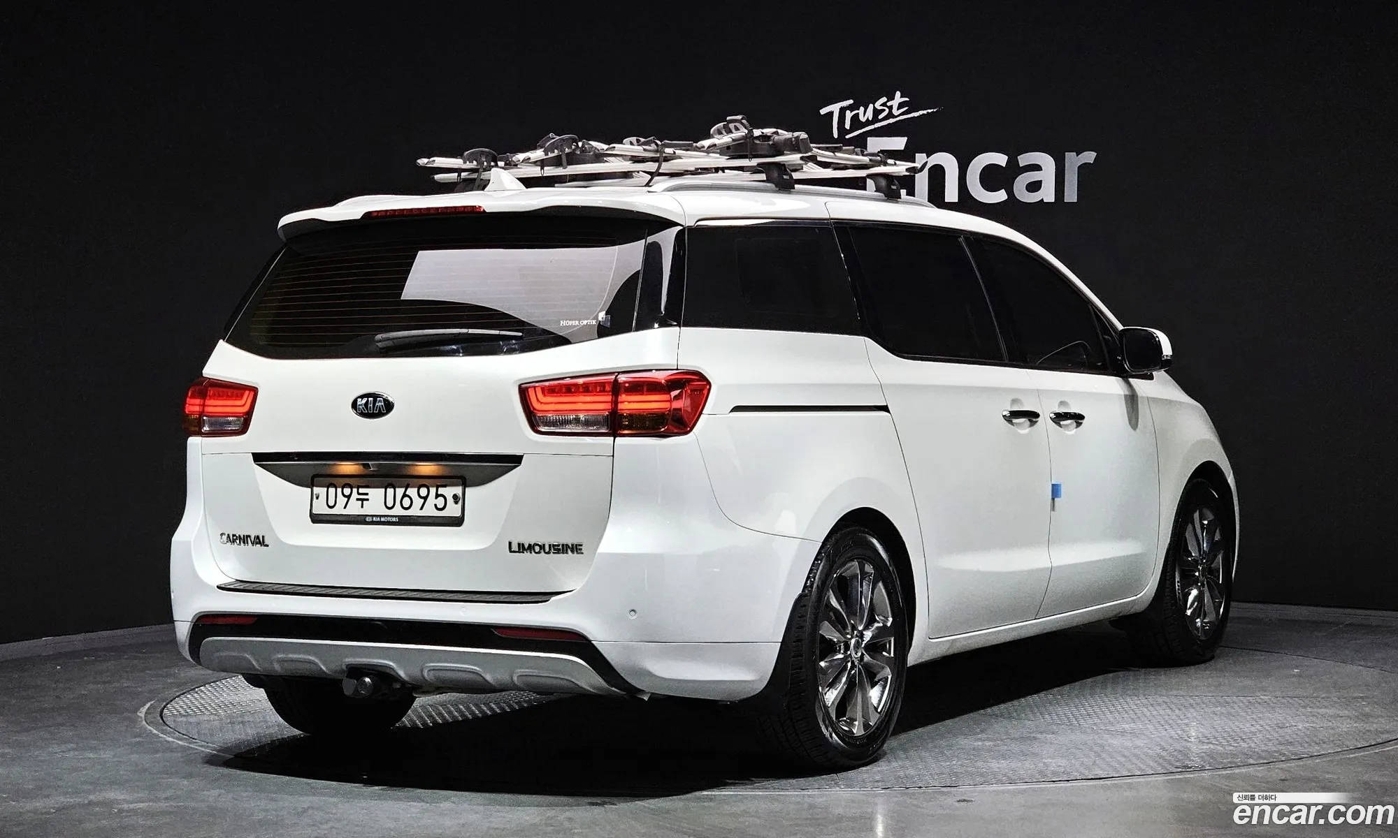 Kia Carnival 7-Seater Limousine 2016 - фотография 13544243
