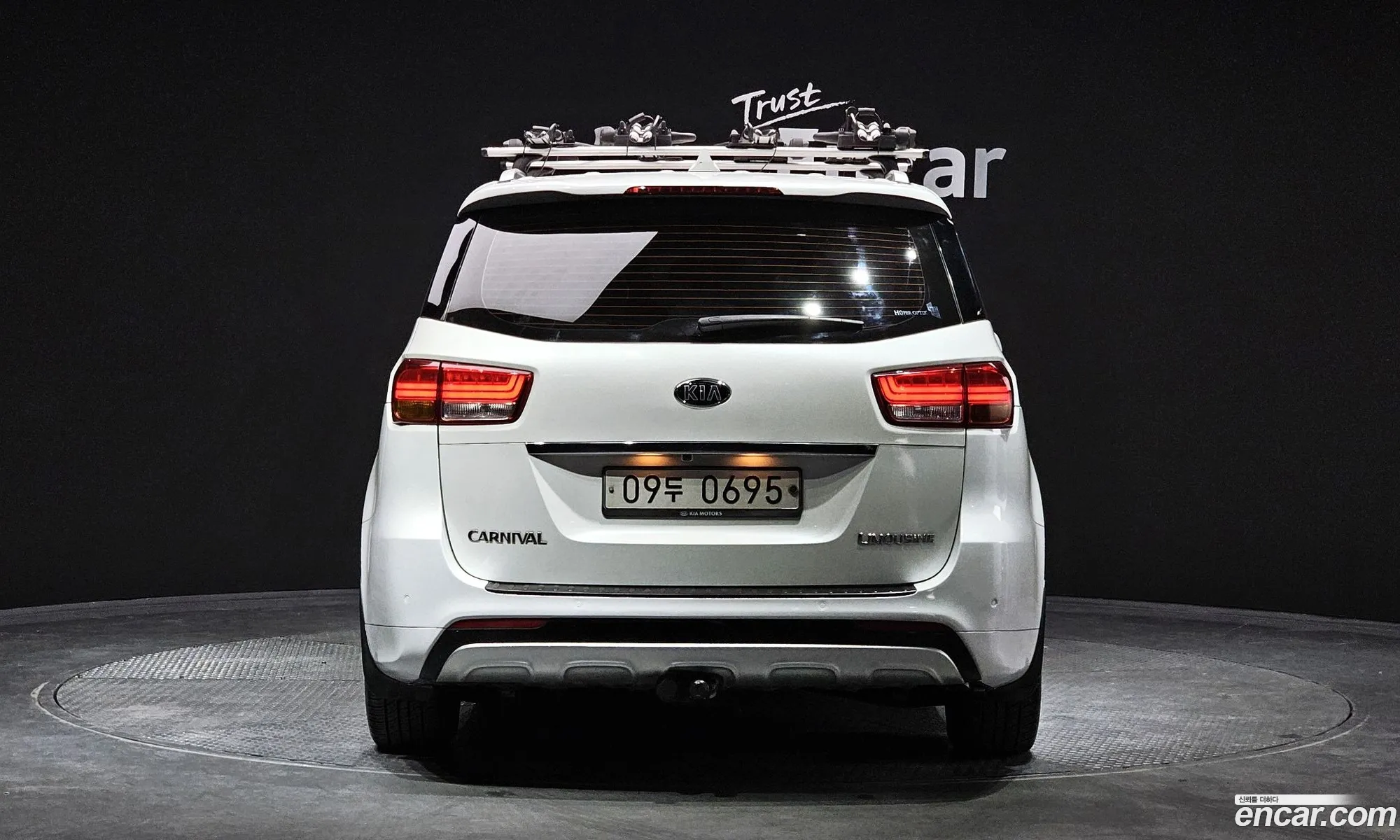 Kia Carnival 7-Seater Limousine 2016 - фотография 13544245