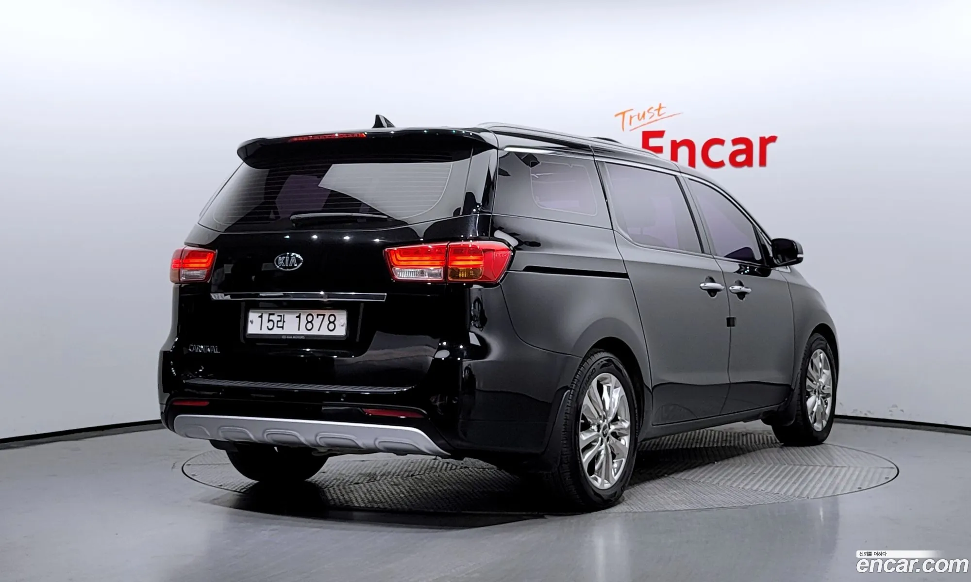 Kia Carnival 9-Seater Prestige 2015 - фотография 15713407