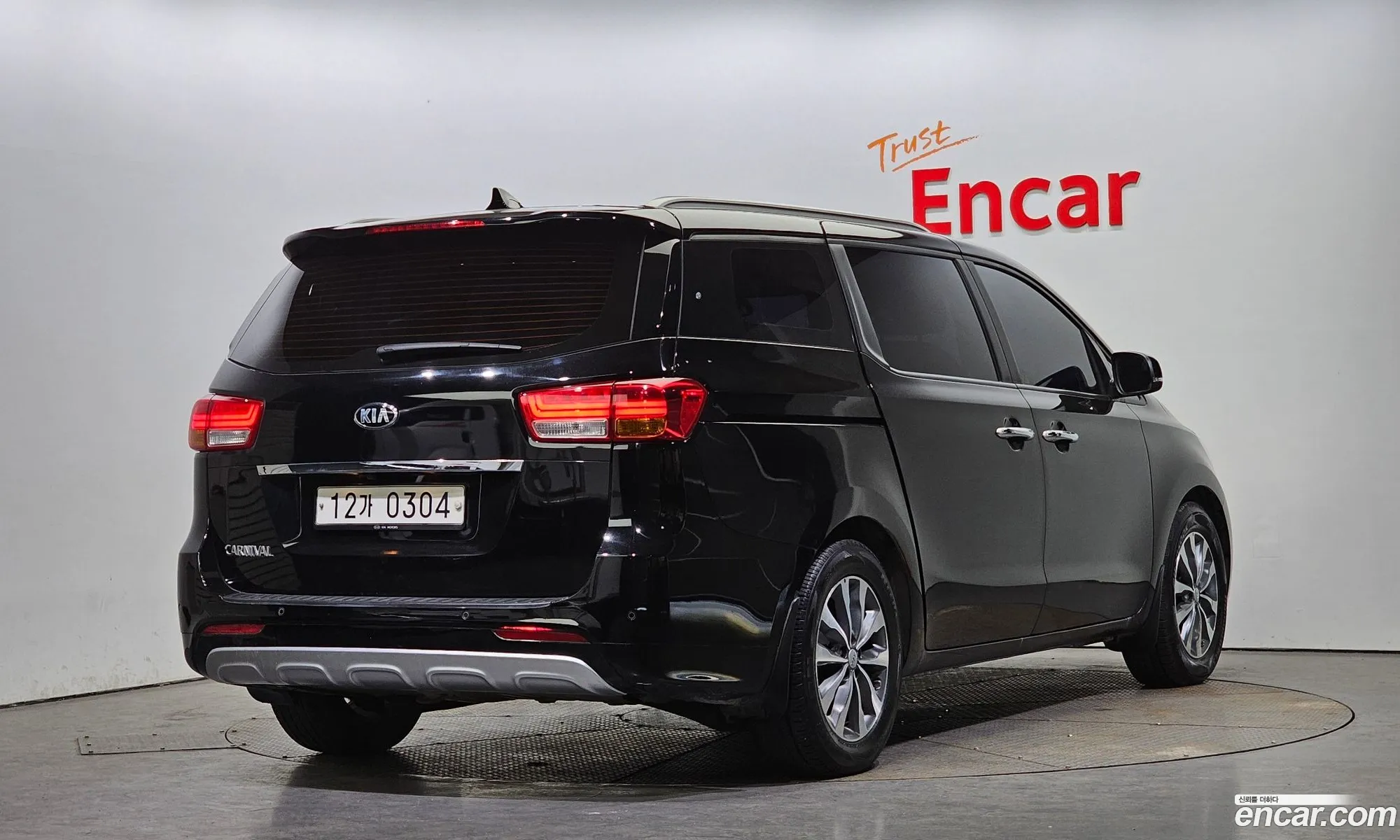 Kia Carnival 9-Seater Luxury 2016 - фотография 19404373