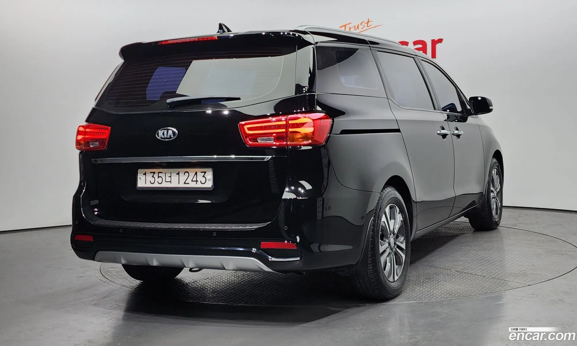 Kia Carnival 9-Seater Luxury 2020 - фотография 16031994