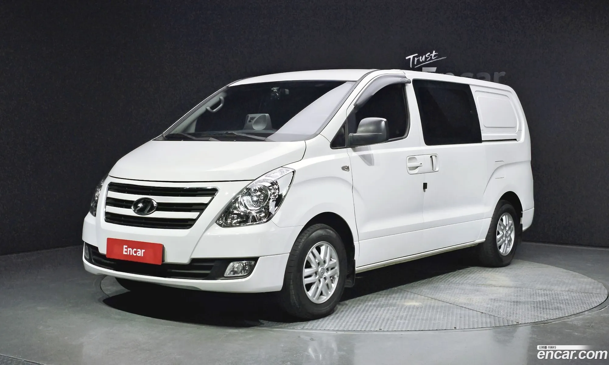 Hyundai Starex 5-Seater Van 2018 - фотография 11390423