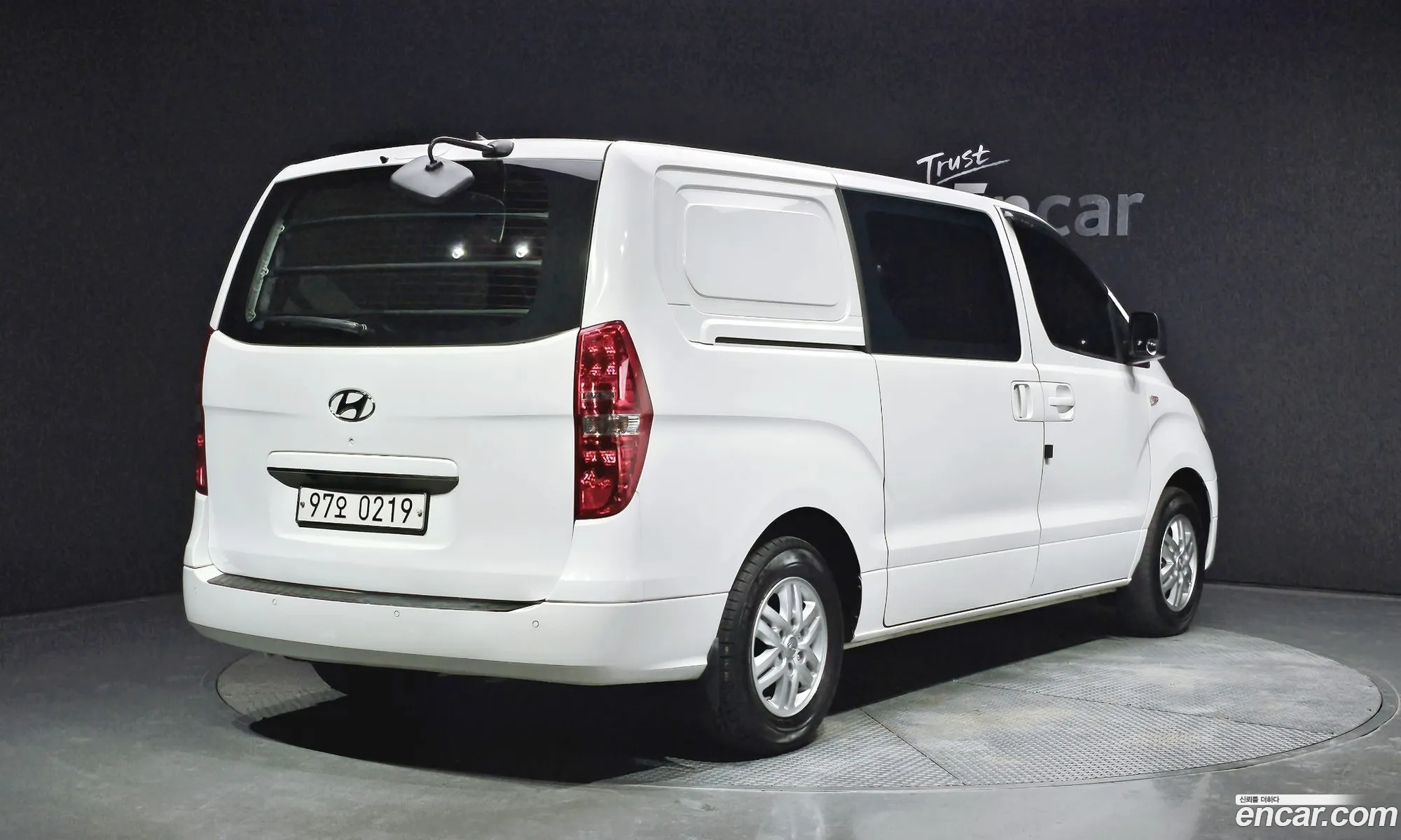 Hyundai Starex 5-Seater Van 2018 - фотография 11390424