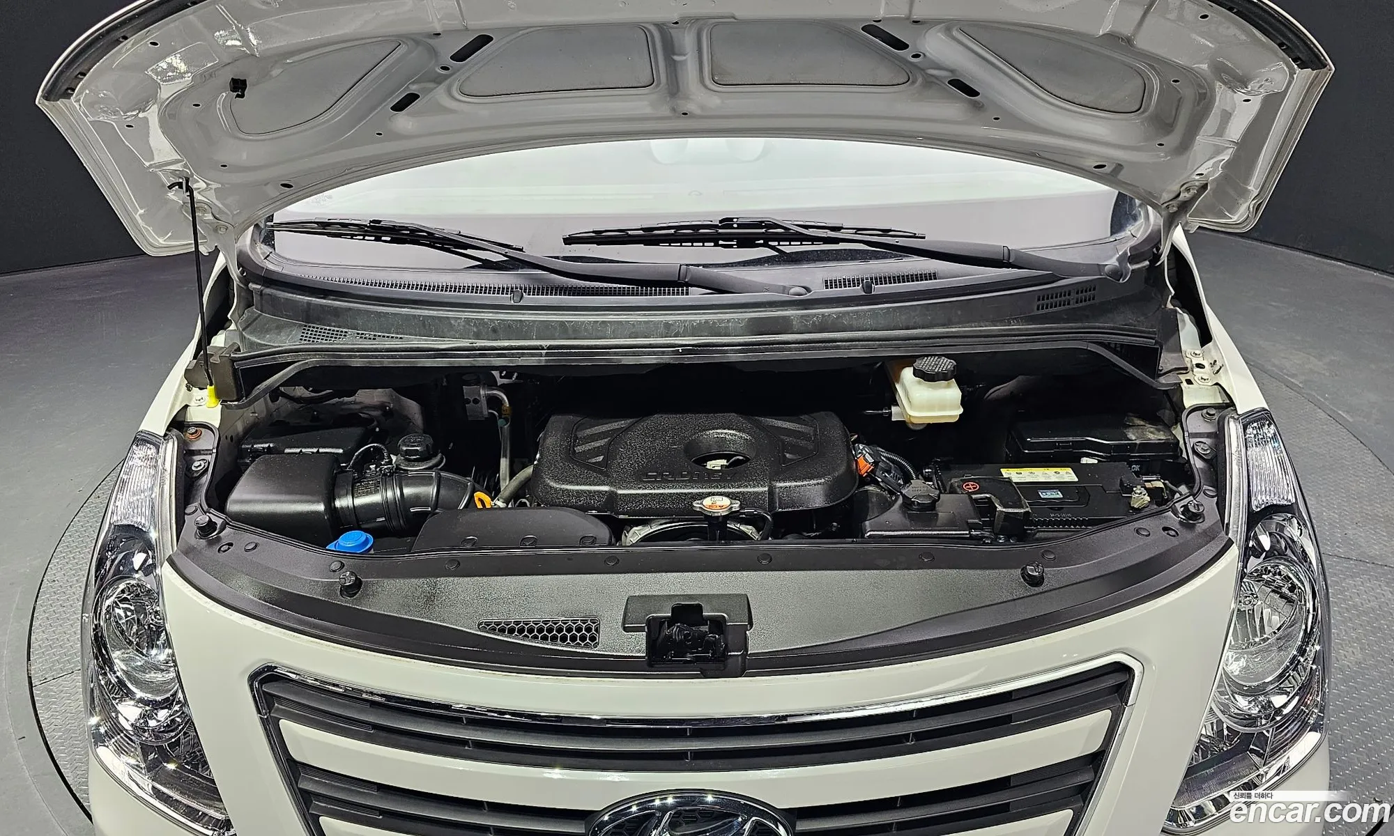 Hyundai Starex 5-Seater Van 2018 - фотография 11390428