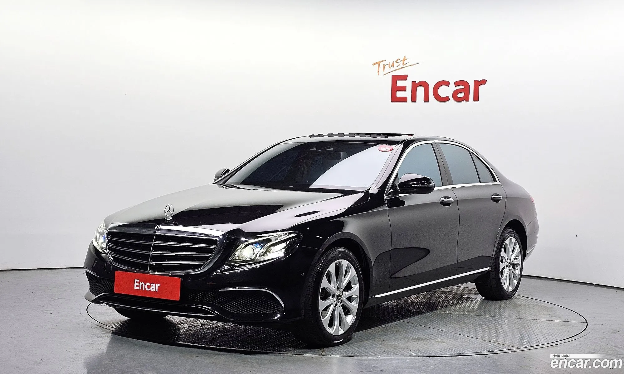 Mercedes-Benz E-Klasse E220D 4Matic Exclusive 2017 - фотография 12376395