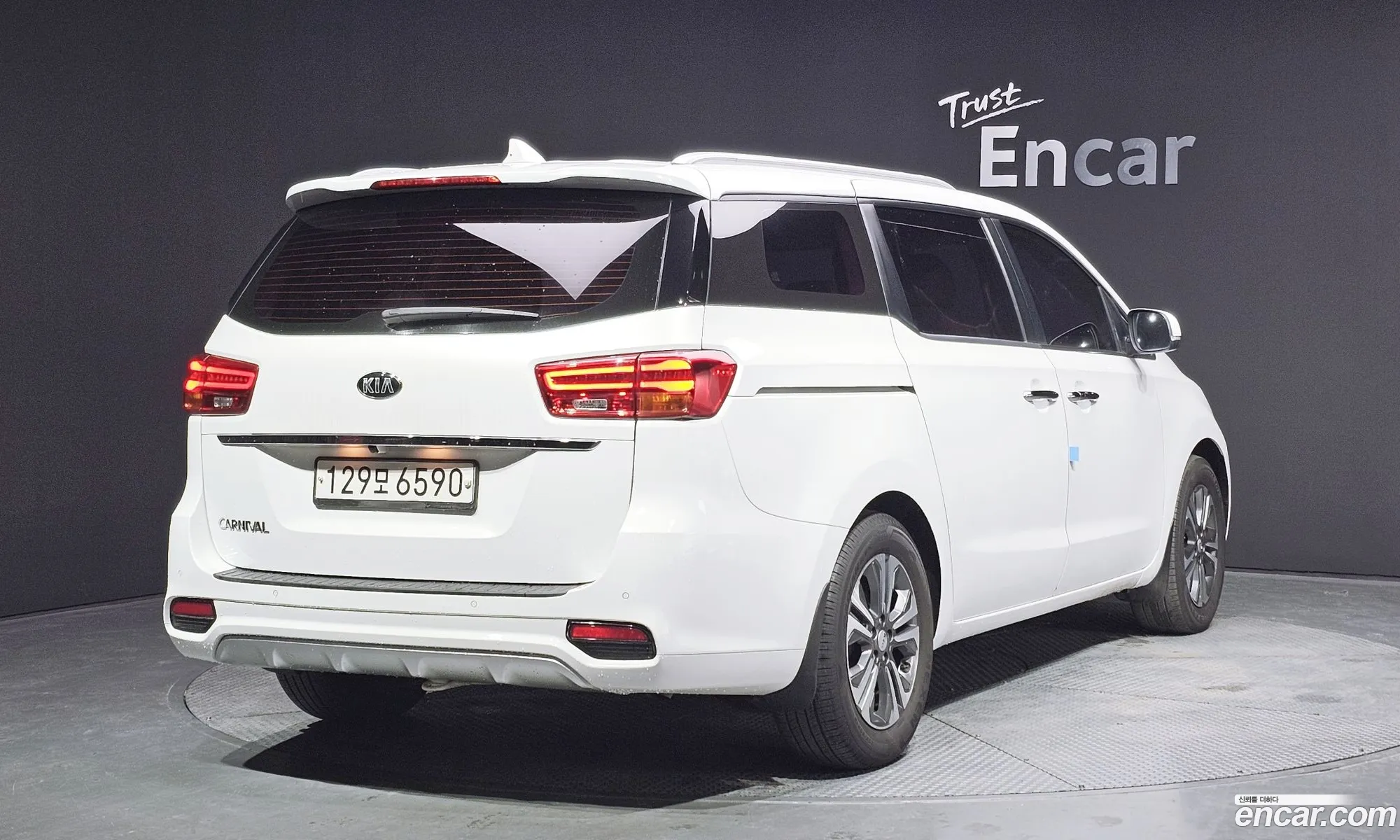Kia The New Carnival 9-Seater Luxury - фотография 11408815