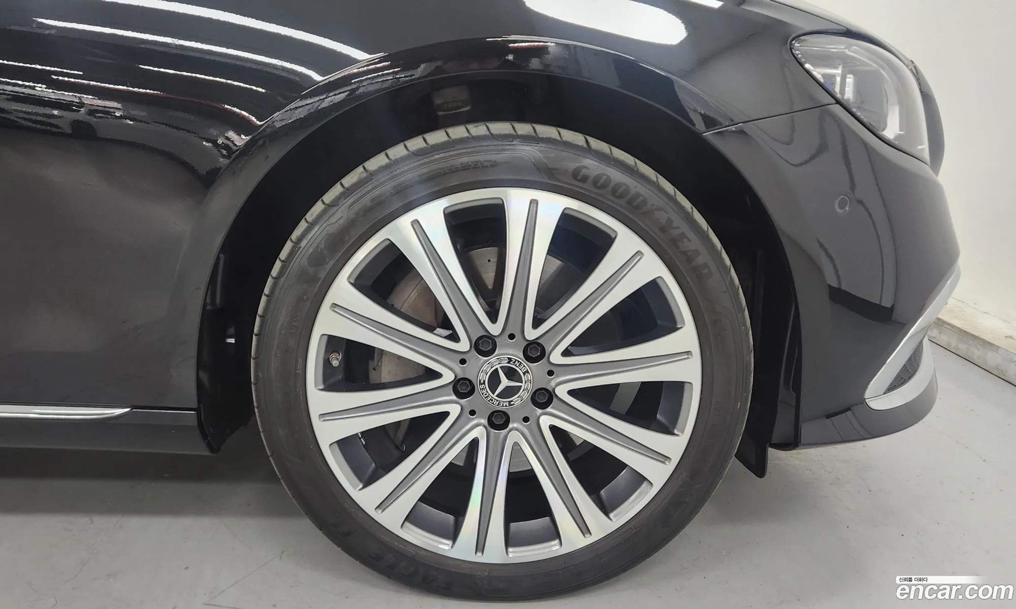 Mercedes-Benz E-Klasse E300E 4Matic Exclusive 2023 - фотография 13141807