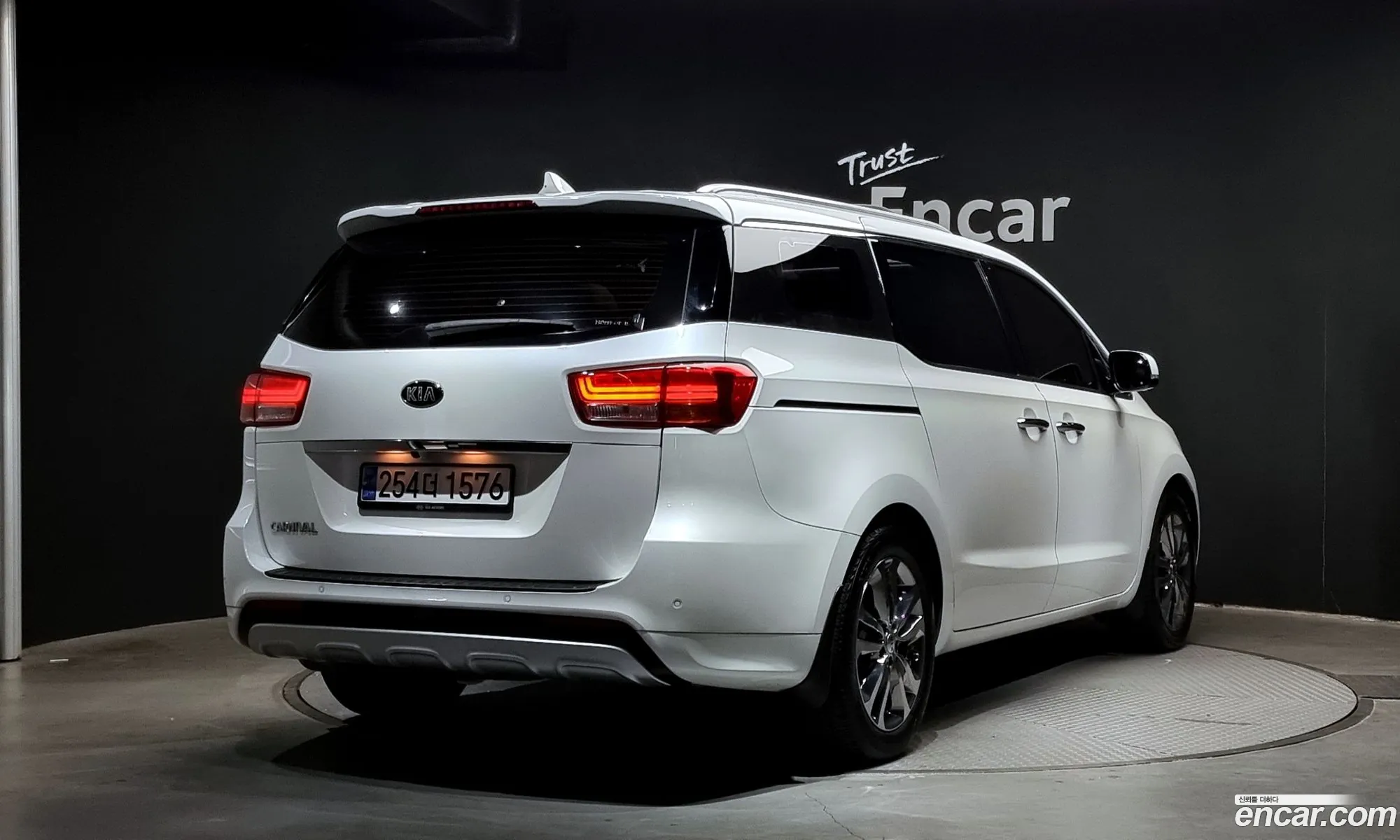 Kia Carnival 9-Seater Noblesse 2018 - фотография 13537875