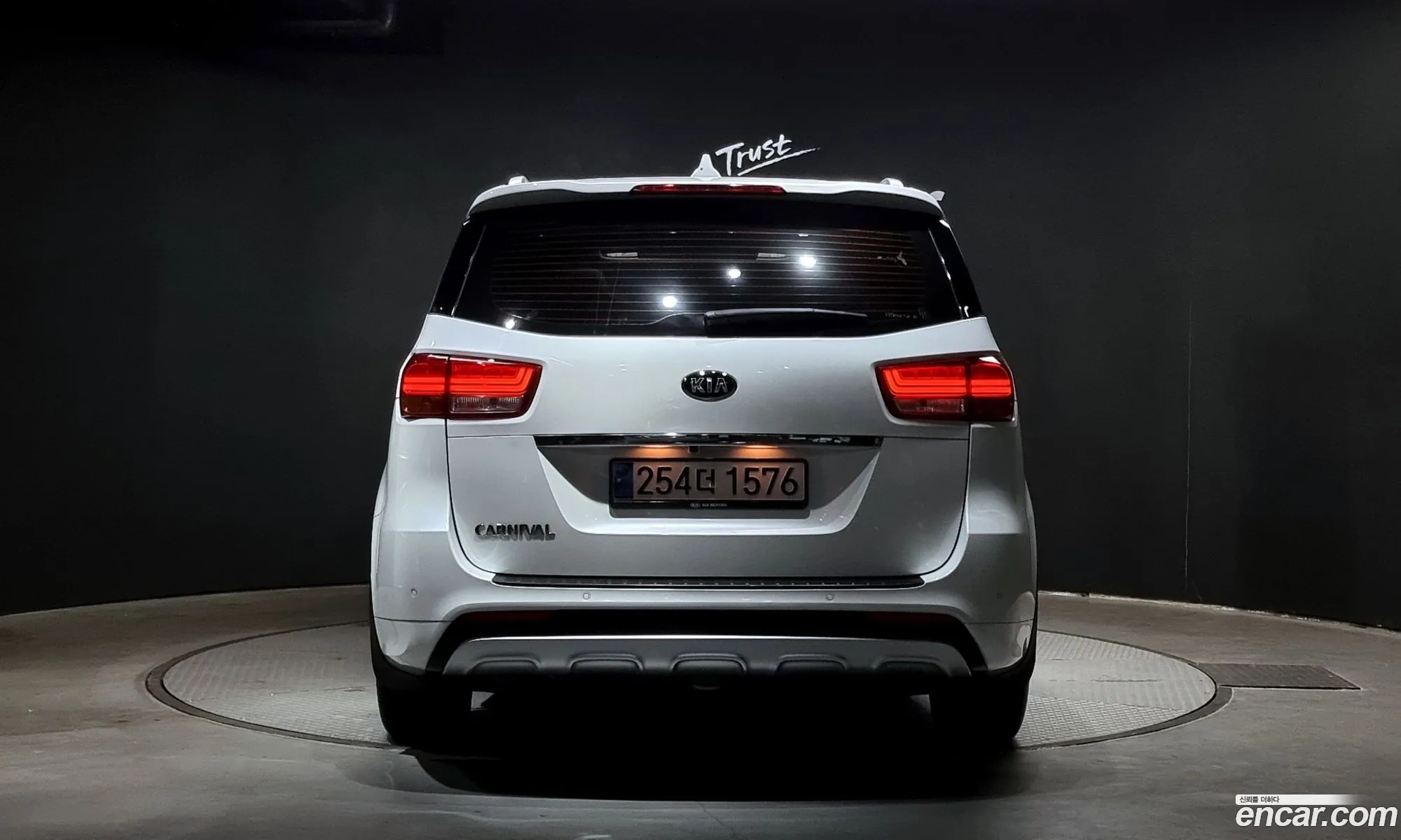 Kia Carnival 9-Seater Noblesse 2018 - фотография 13537877