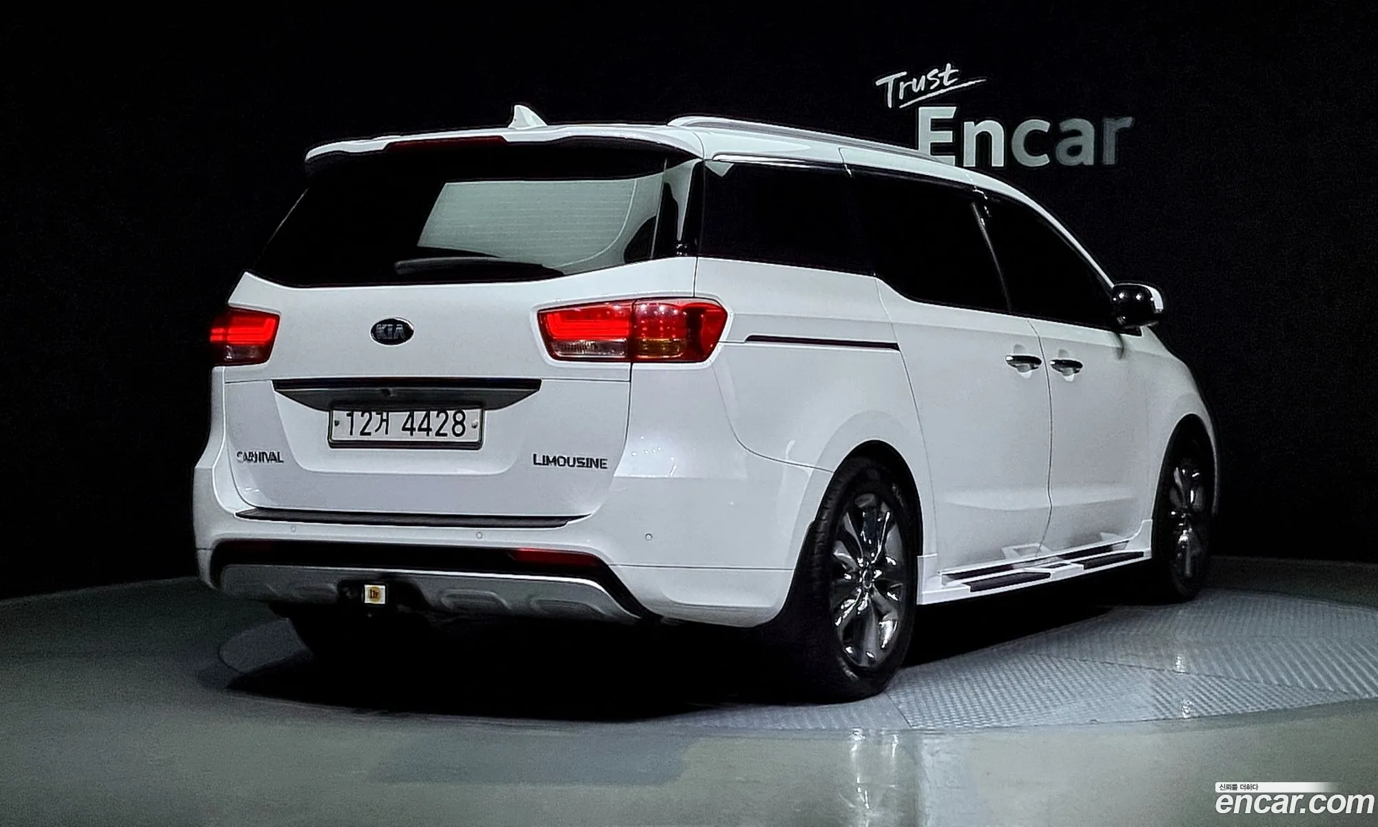 Kia Carnival 7-Seater Limousine 2016 - фотография 12551690