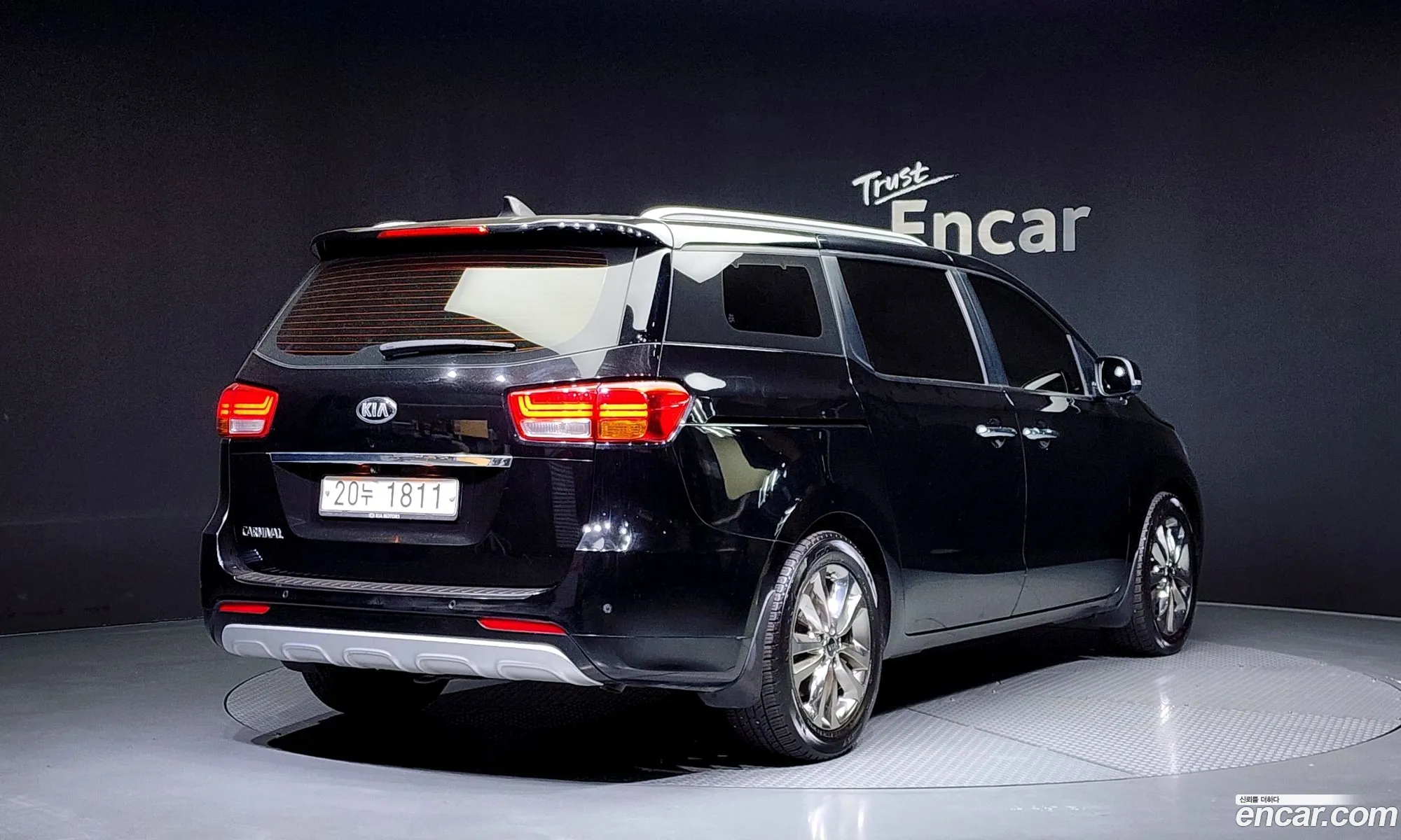 Kia Carnival 9-Seater Prestige 2015 - фотография 18568940