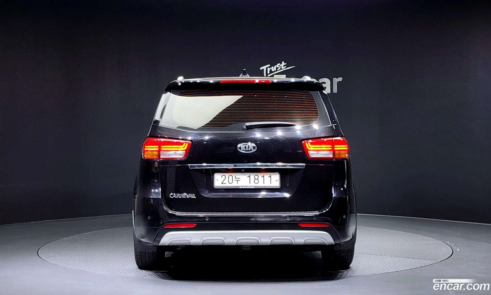 Kia Carnival 9-Seater Prestige 2015 - фотография 18568944