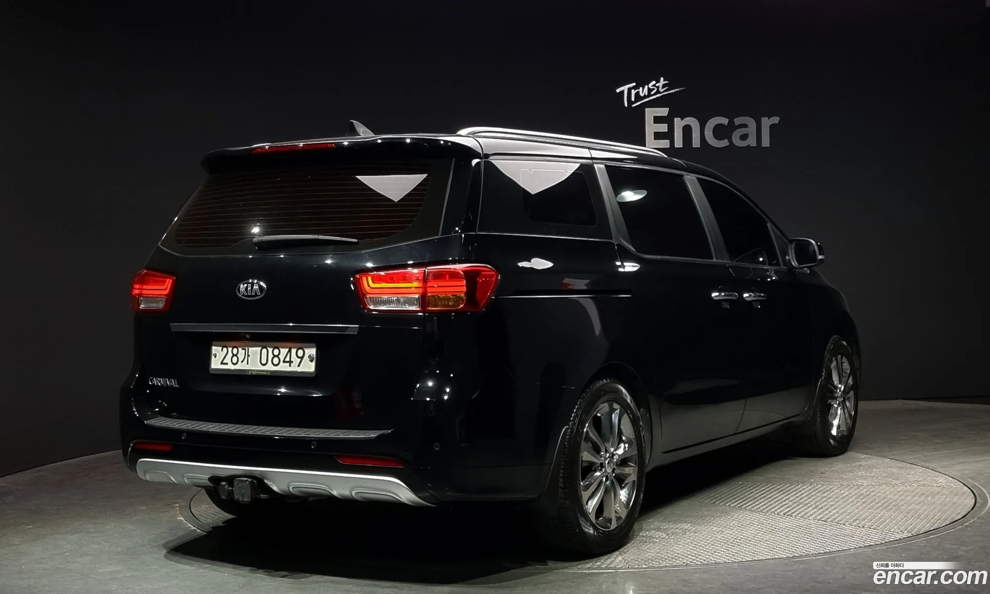 Kia Carnival 9-Seater Prestige 2016 - фотография 13489117