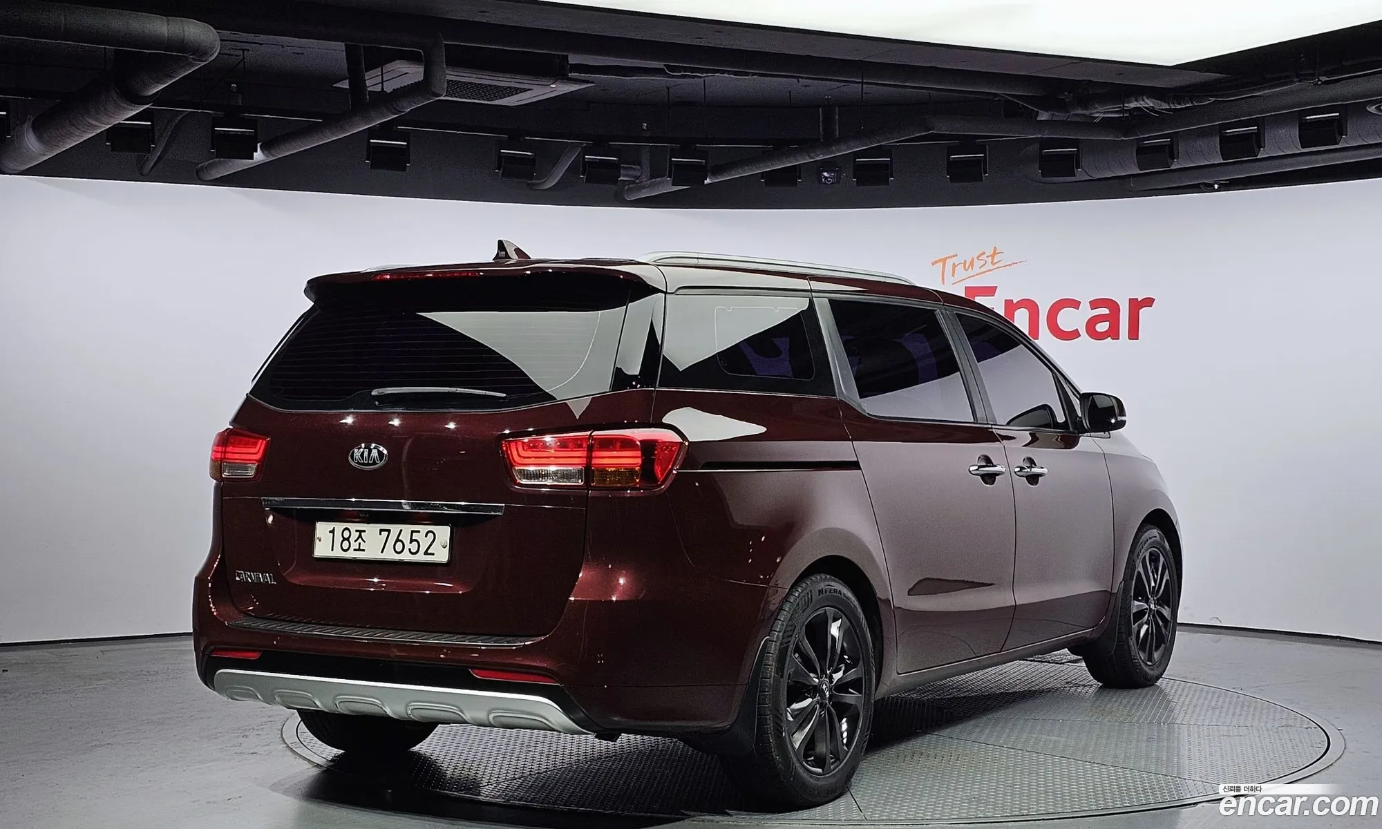 Kia Carnival 9-Seater Prestige 2015 - фотография 12001060