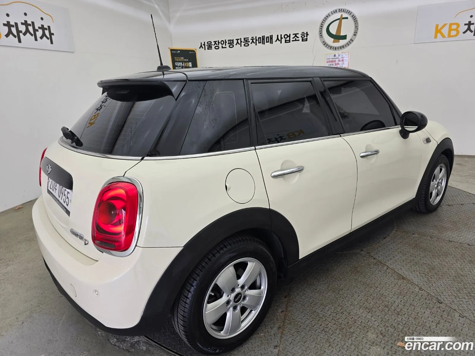Mini Cooper D 5-Door Mid 3Rd Generation - фотография 4859469