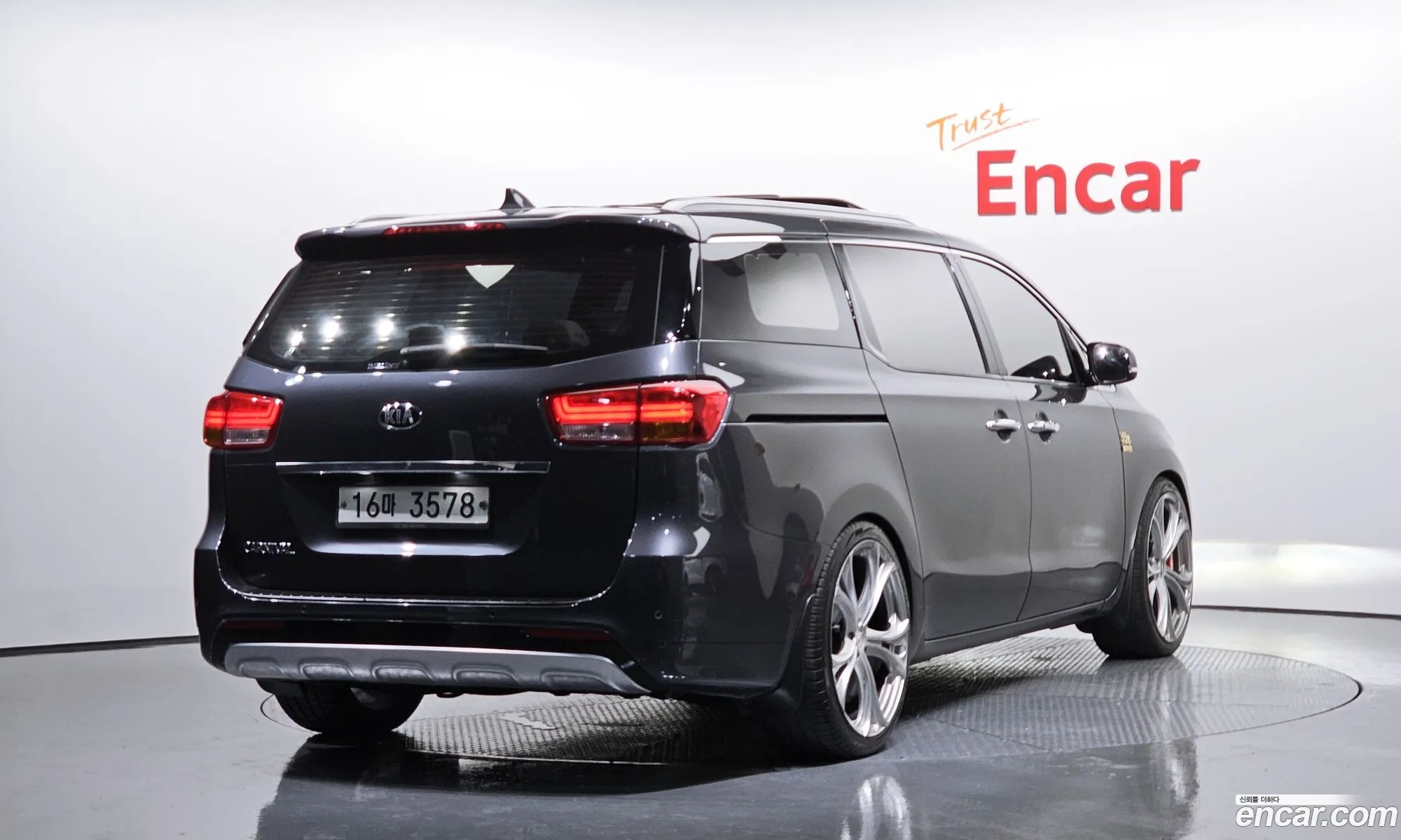 Kia Carnival 9-Seater Prestige 2016 - фотография 11940441