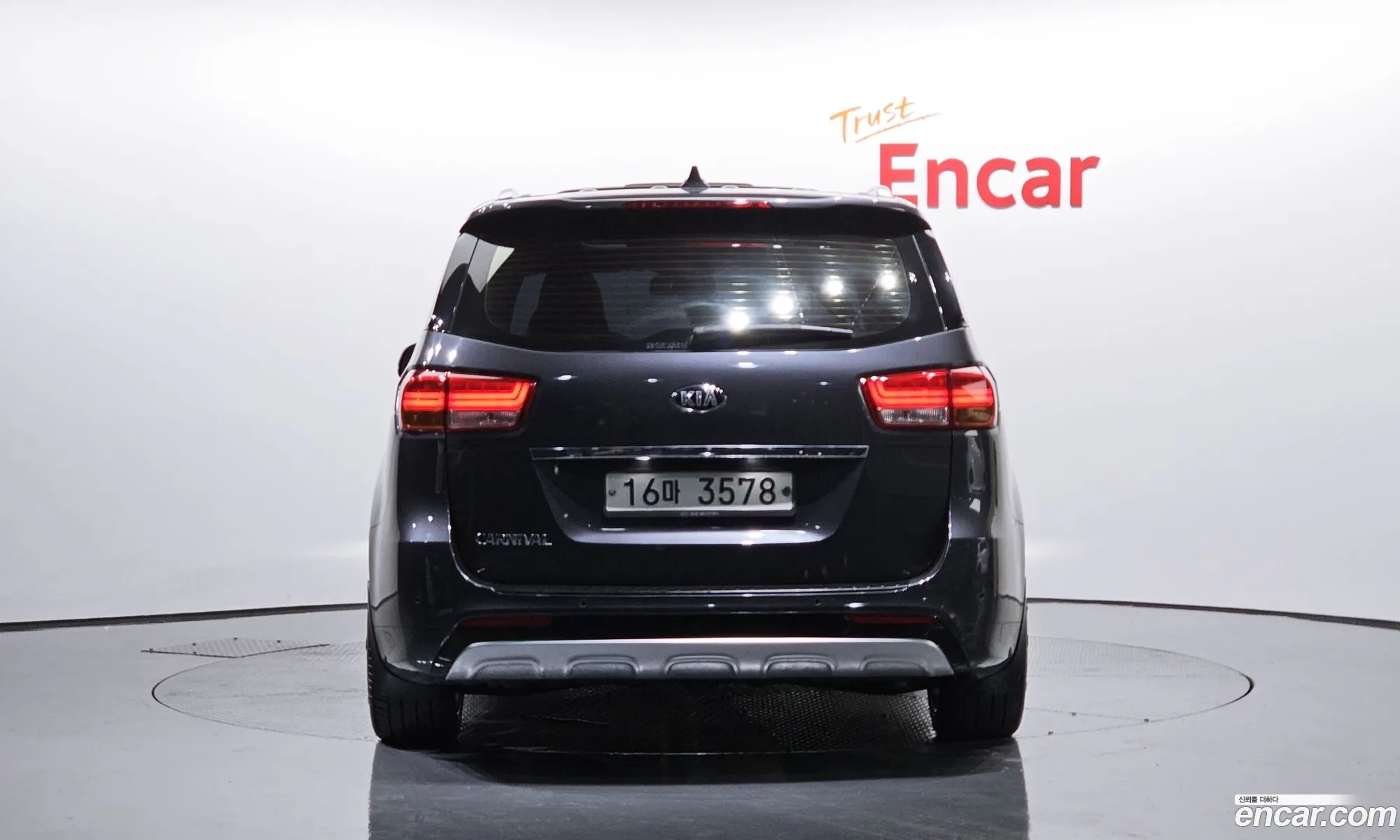 Kia Carnival 9-Seater Prestige 2016 - фотография 11940445