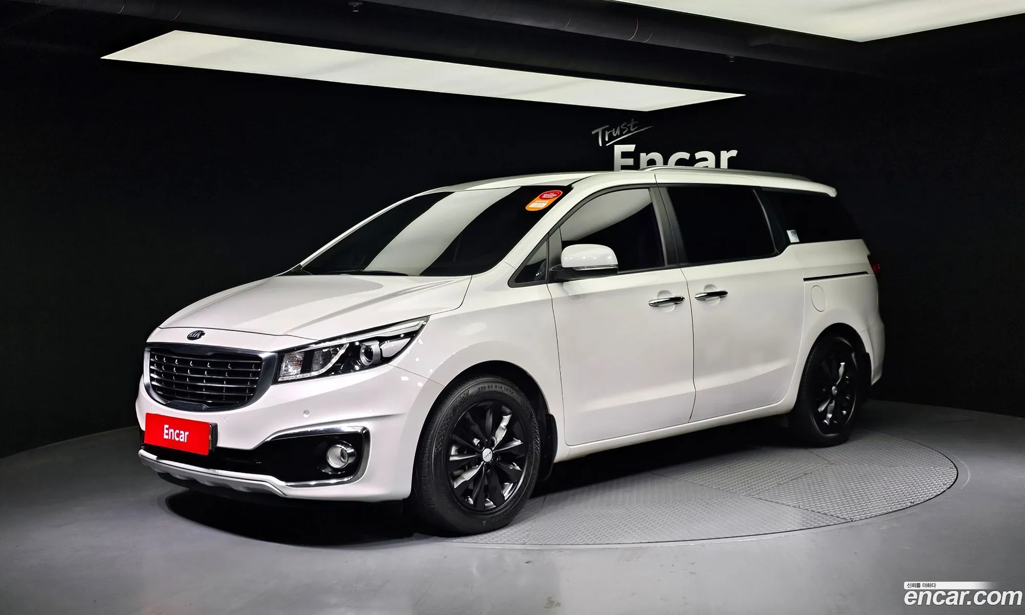 Kia Carnival 9-Seater Luxury 2016 - фотография 18179410