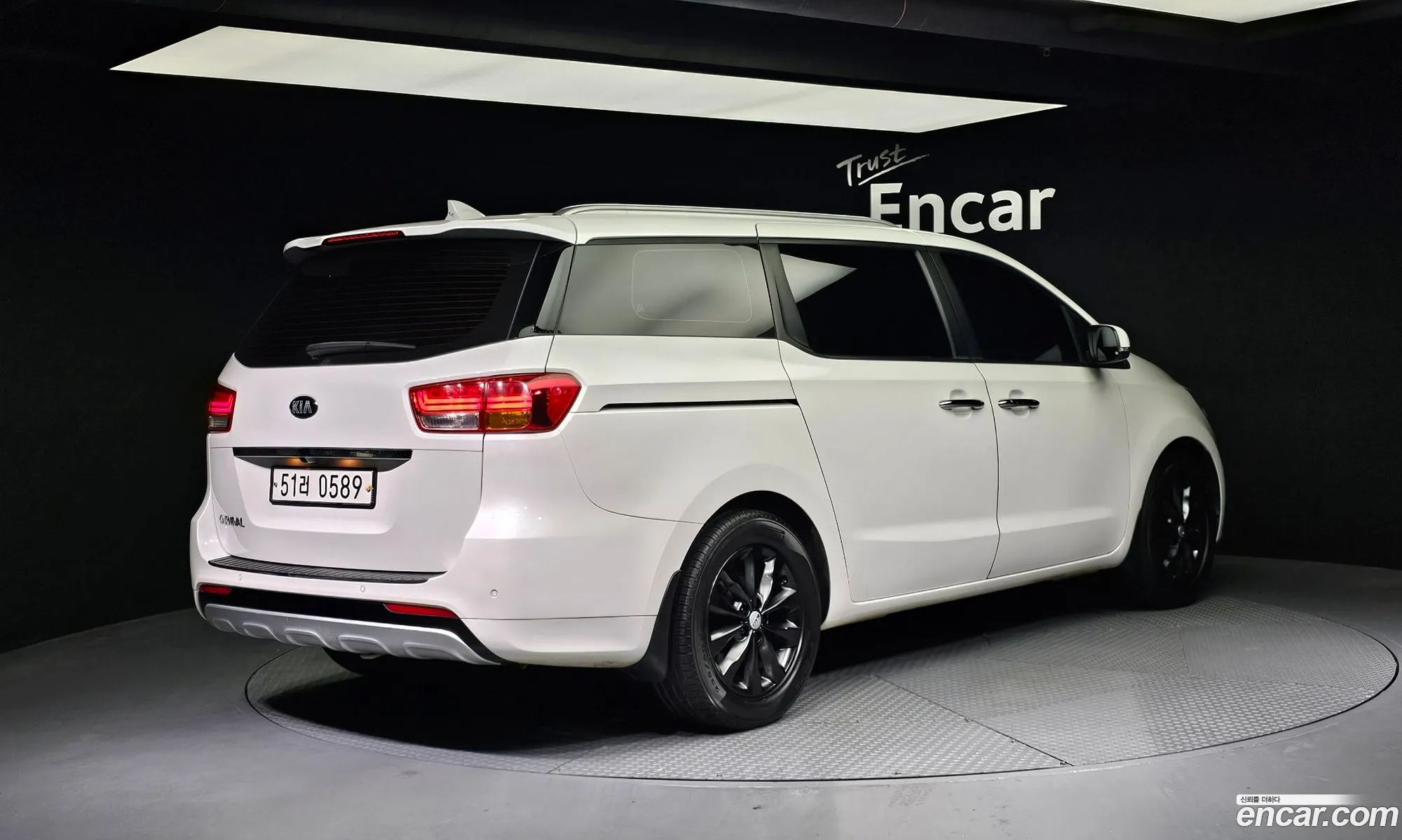 Kia Carnival 9-Seater Luxury 2016 - фотография 18179411