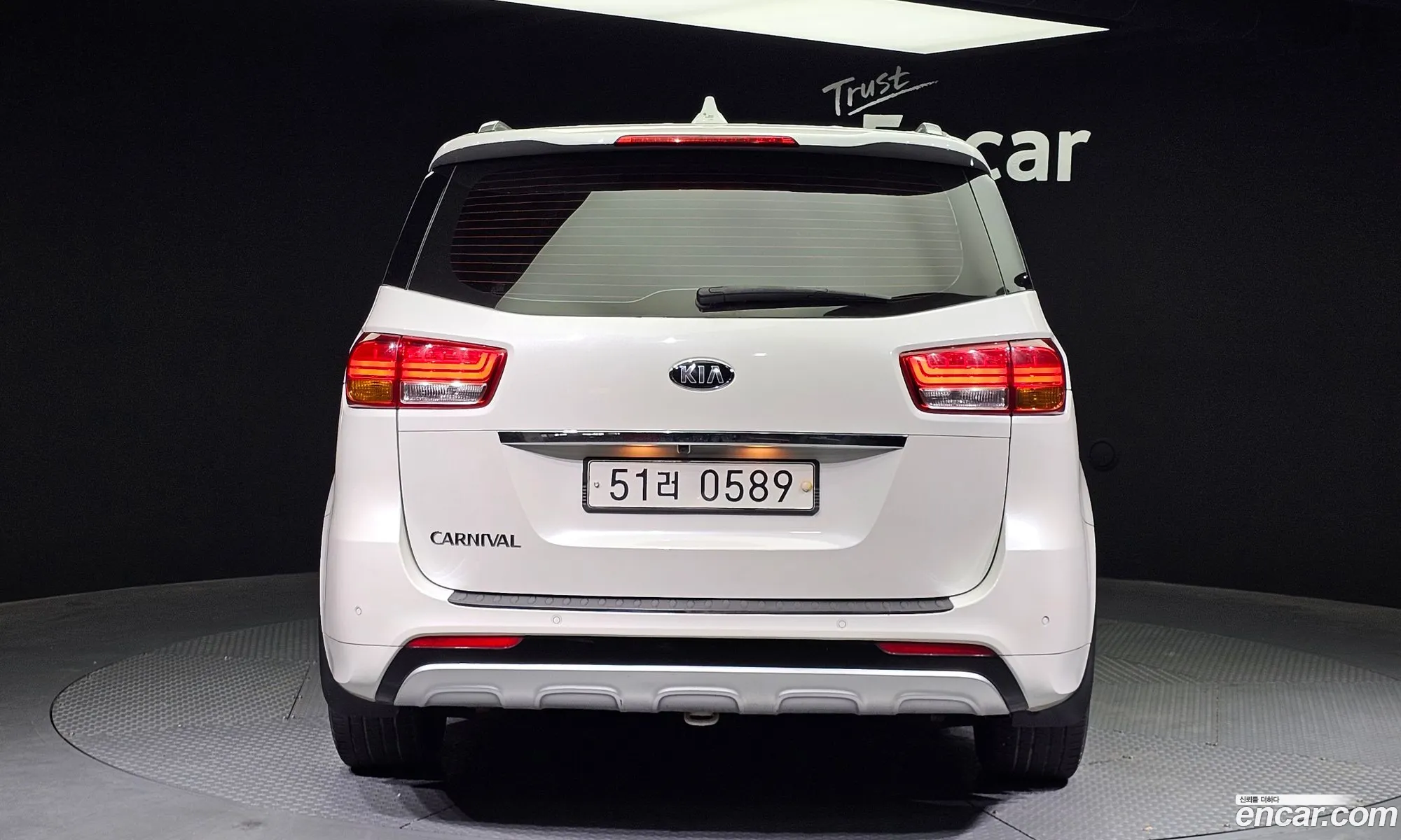 Kia Carnival 9-Seater Luxury 2016 - фотография 18179413