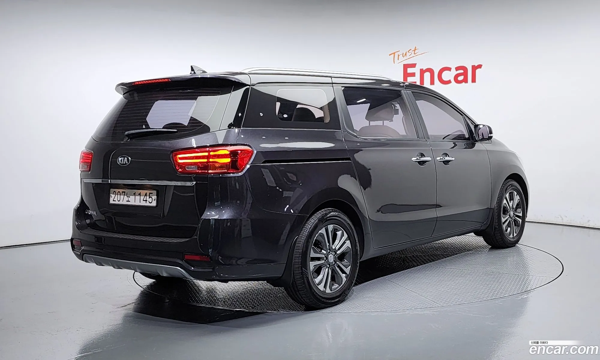 Kia Carnival 9-Seater Luxury 2020 - фотография 14909948