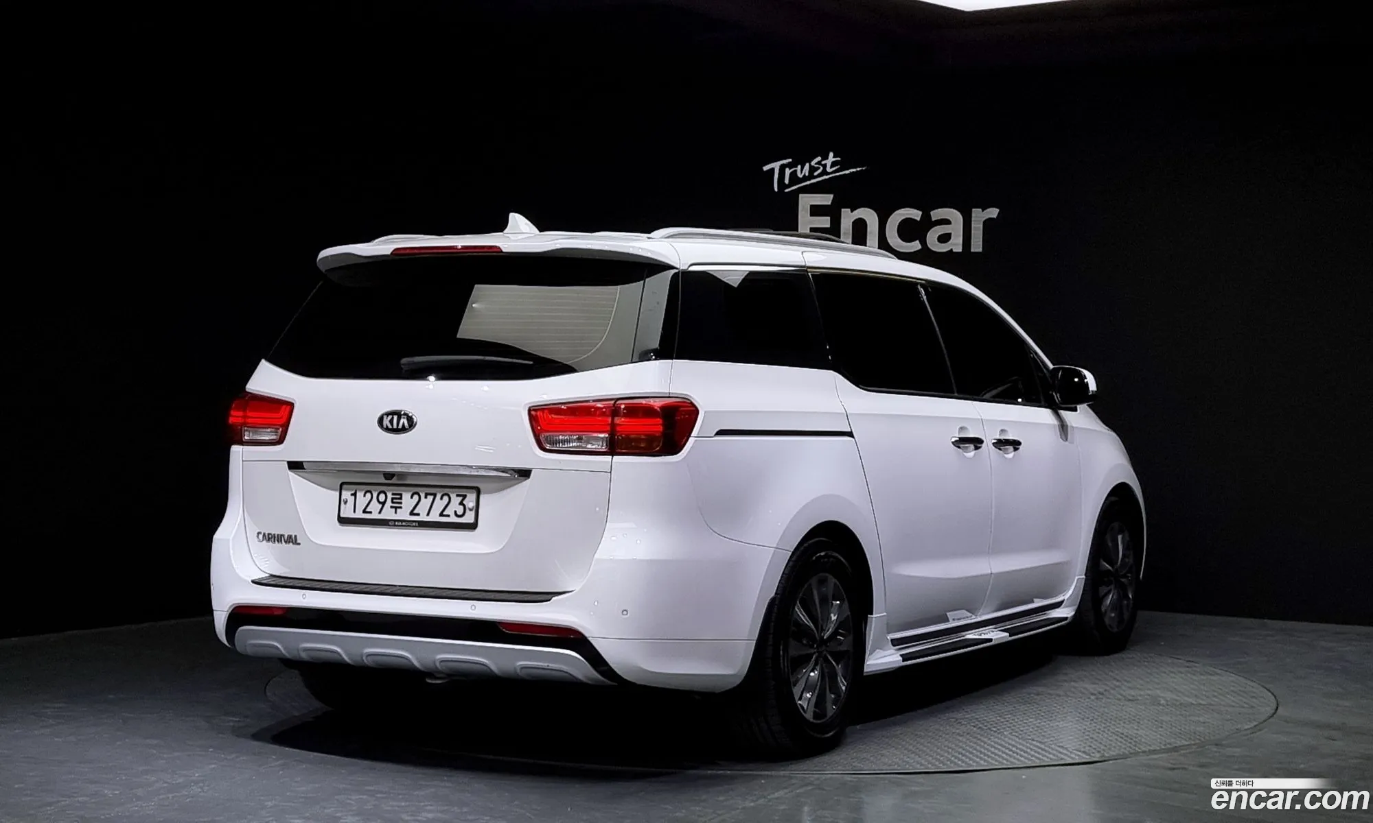 Kia Carnival 9-Seater Luxury 2015 - фотография 12285128