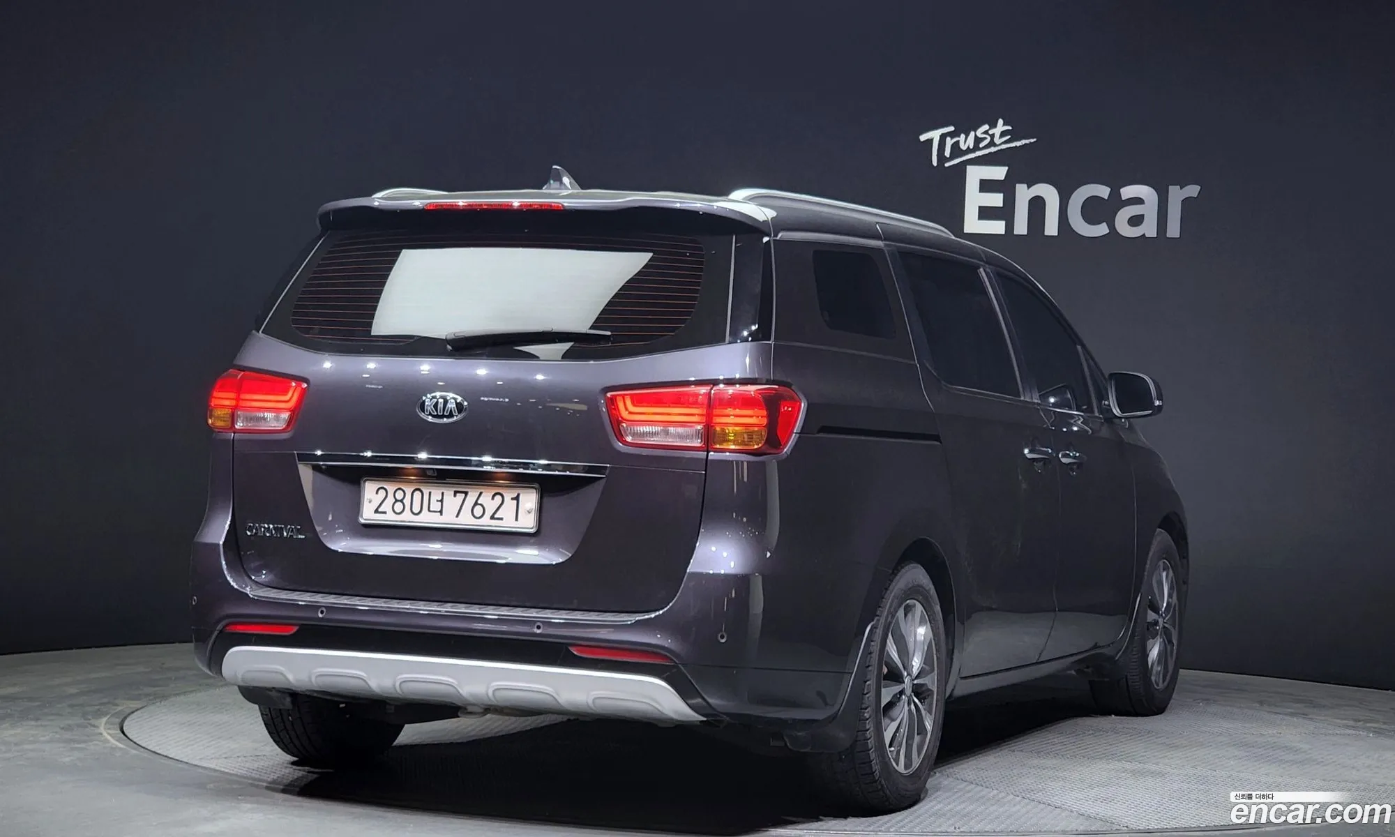 Kia Carnival 9-Seater Luxury 2017 - фотография 18211112