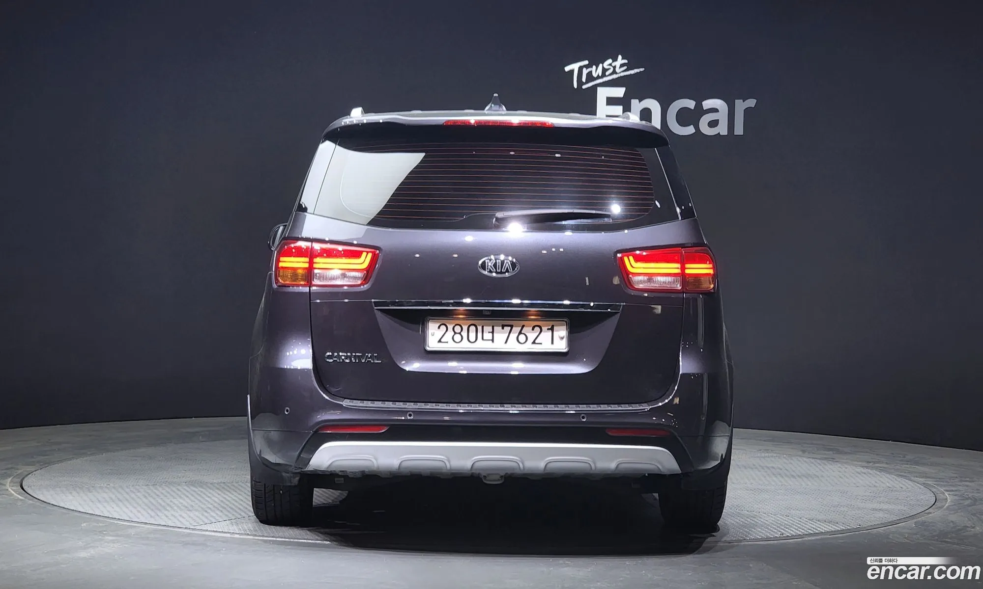 Kia Carnival 9-Seater Luxury 2017 - фотография 18211114