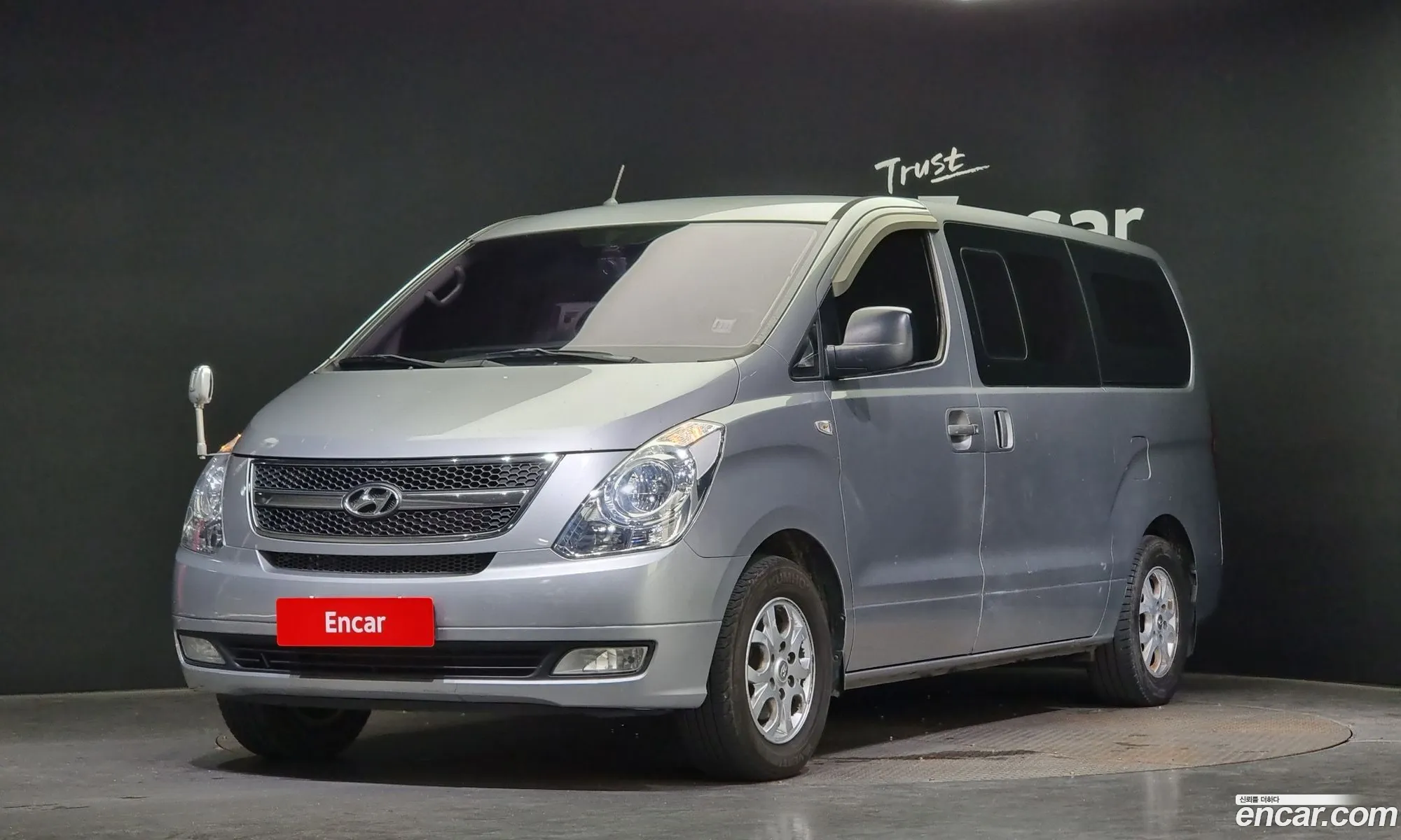 Hyundai Starex 5-Seater Van 2013 - фотография 12199354
