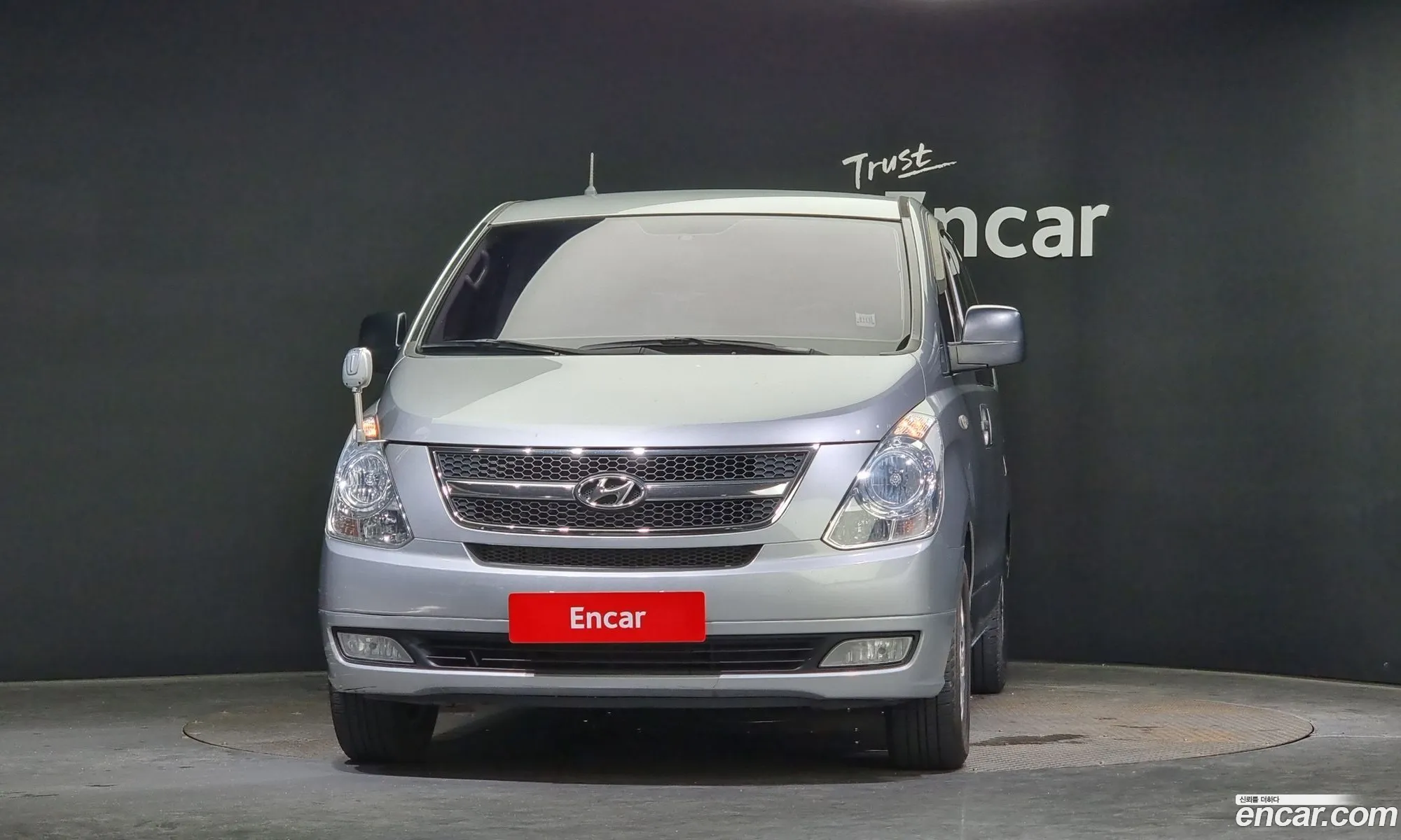 Hyundai Starex 5-Seater Van 2013 - фотография 12199356