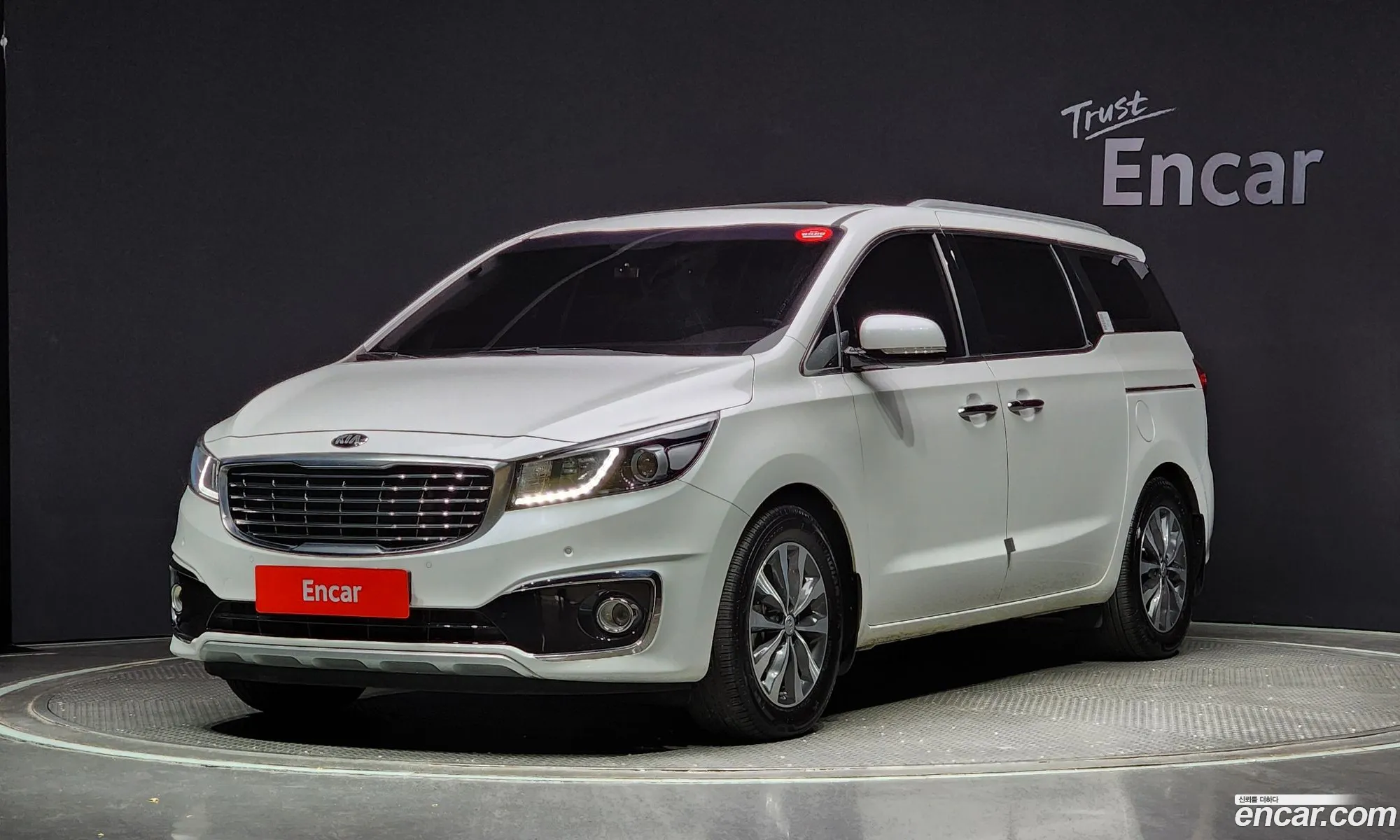 Kia Carnival 9-Seater Luxury 2017 - фотография 17311682